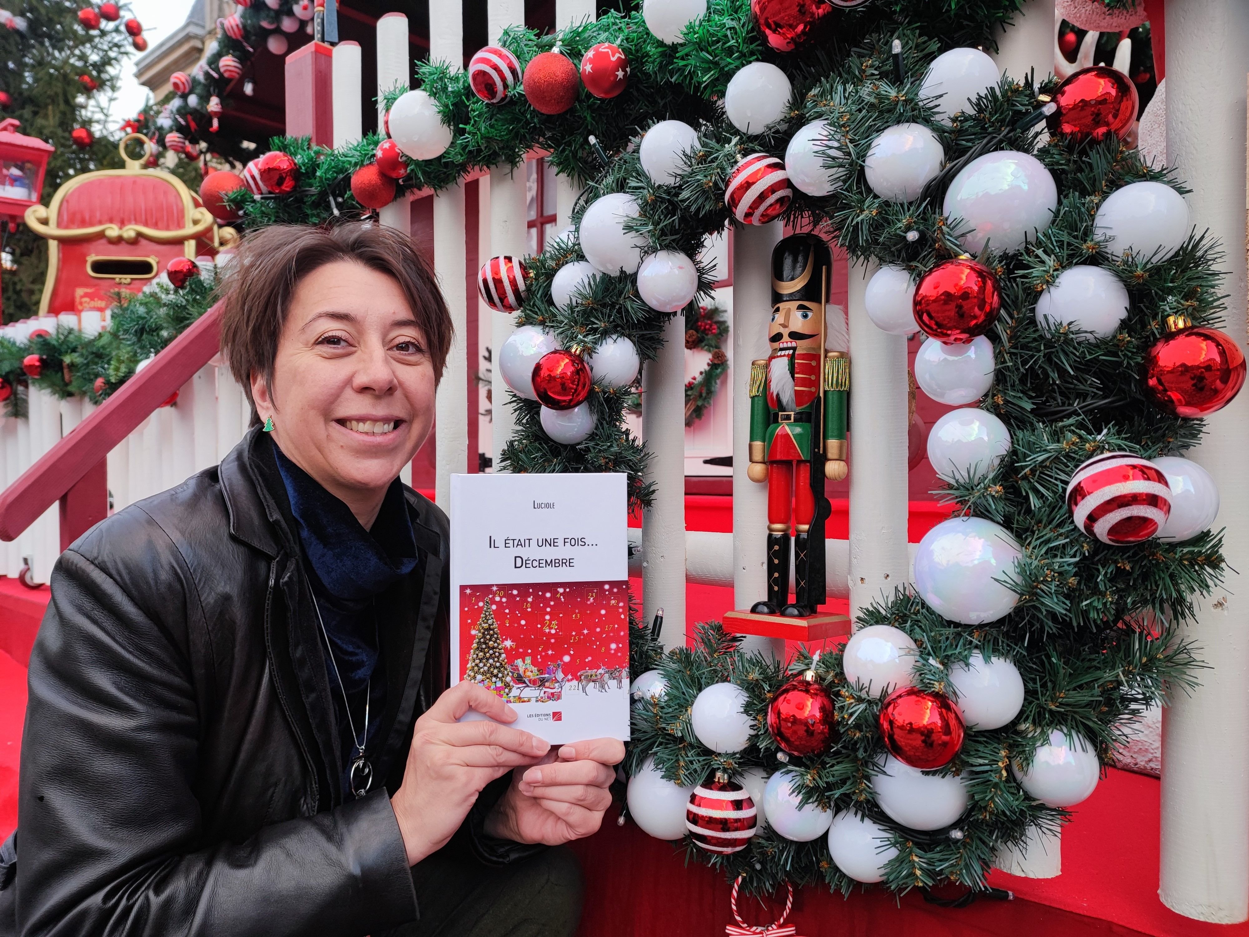 Compiègne, ce jeudi. Lucile Brekiesz est une passionnée de Noël. Elle vient de sortir un livre que l'on peut picorer comme un calendrier de l'Avent : une histoire par jour en attendant le 25 décembre. LP/ Stéphanie Forestier.