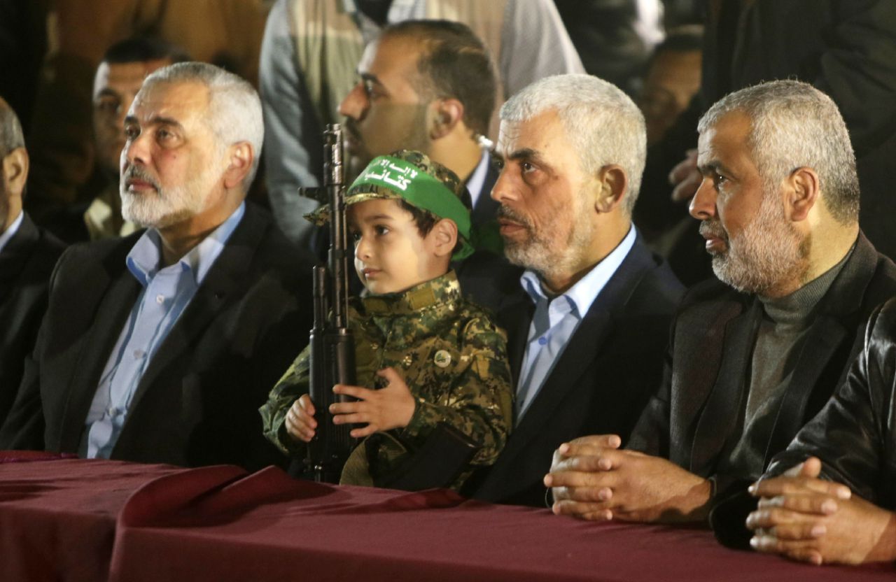 Gaza, le 27 mars 2017. Ismaïl Haniyeh ( à gauche) est assis aux côtés de Yahya Sinouar (au centre), qui tient sur ses genoux l'enfant d'un combattant du Hamas tué. AFP/Mahmud Hams