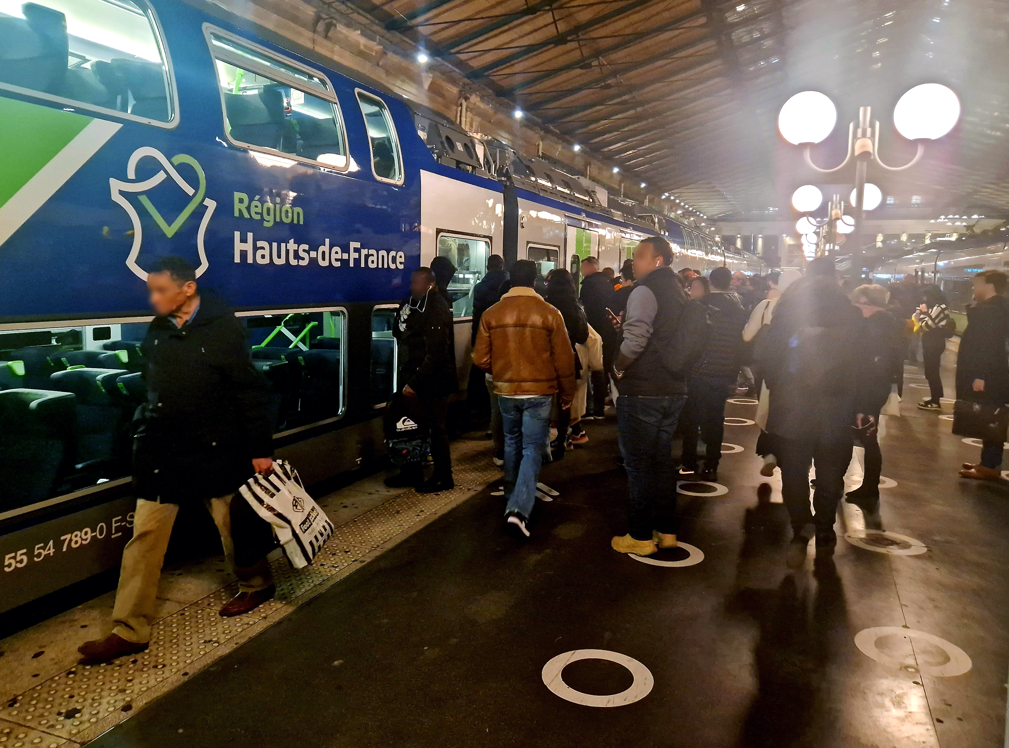 Les usagers du TER reliant les Hauts-de-France à Paris déplorent les retards et incidents sur la ligne qui rendent tous leurs déplacements incertains. LP/Julien Barbare