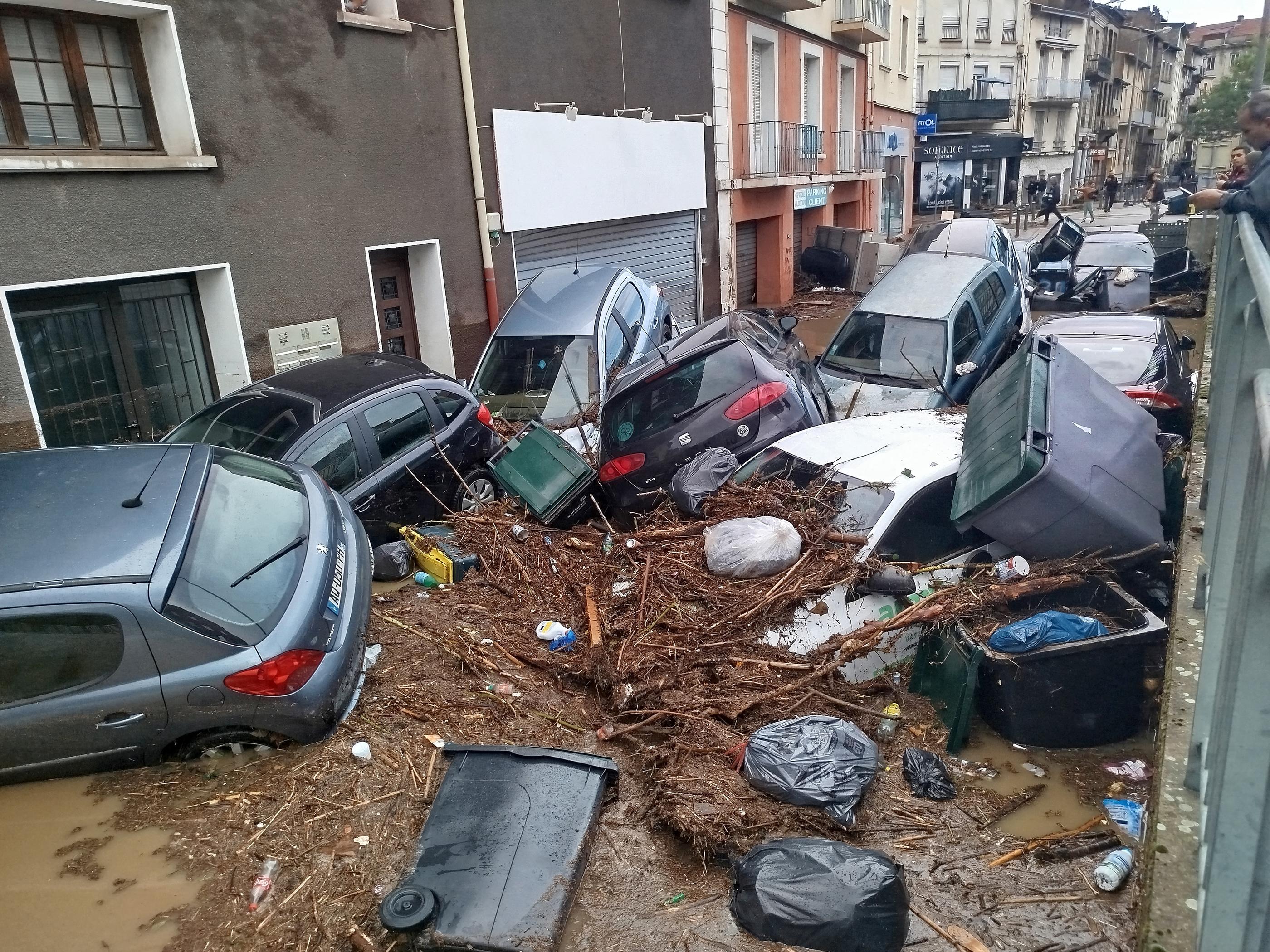 Après des inondations d’ampleur, le constat est souvent le même : des montagnes d’objets souillés et des détritus en tous genres encombrent les rues et les bâtiments. Carcasses de voitures, végétaux, mobilier et appareils électroménagers en quinconce… Une « overdose » de déchet. MaxPPP/Julien Frenoy/Radio France