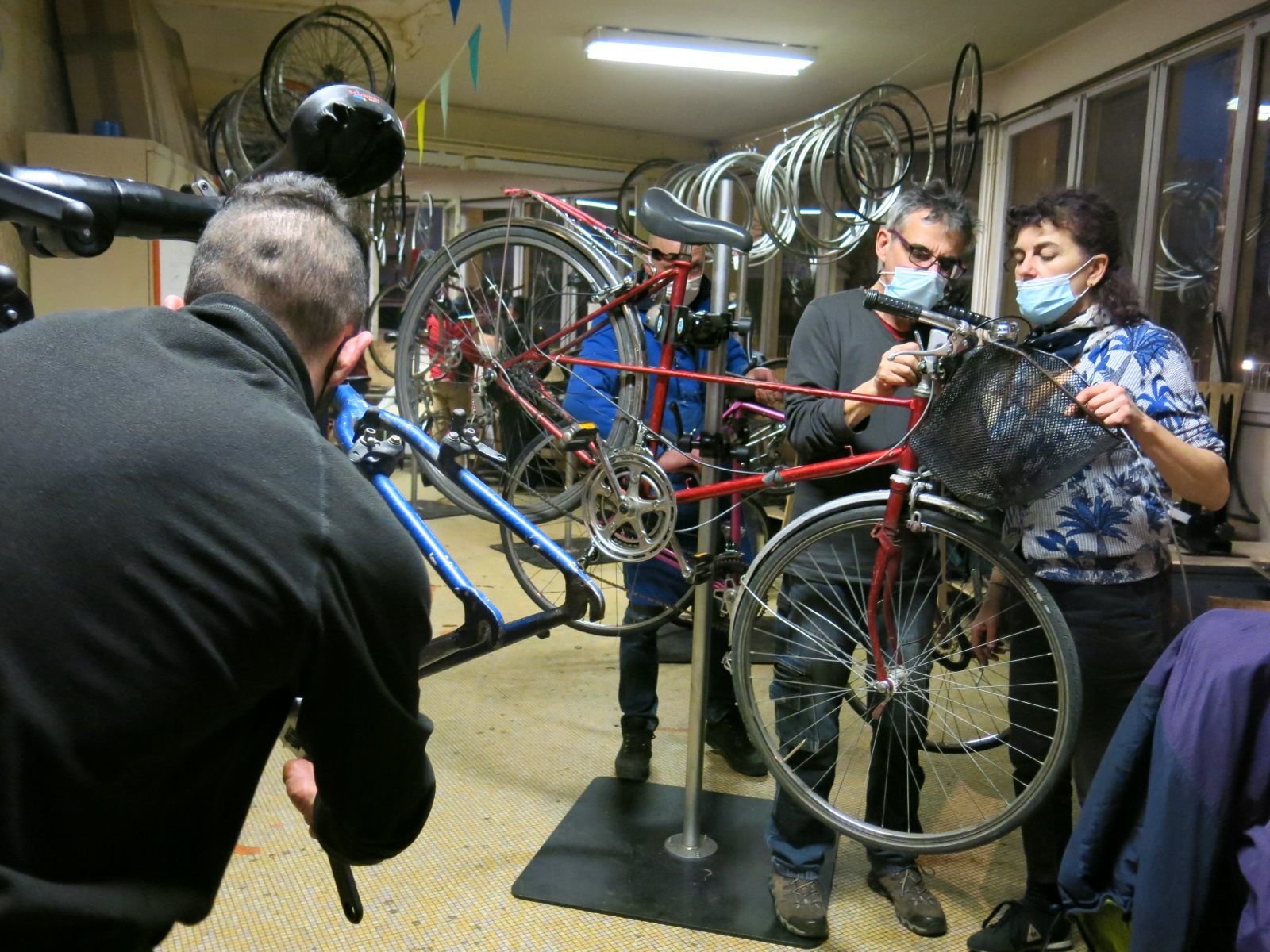 Les cyclistes se ruent dans les boutiques de vélos ou les ateliers d'autoréparation pour remettre en état leur deux-roues avant l'arrivée des beaux jours. LP/Benoit Hasse
