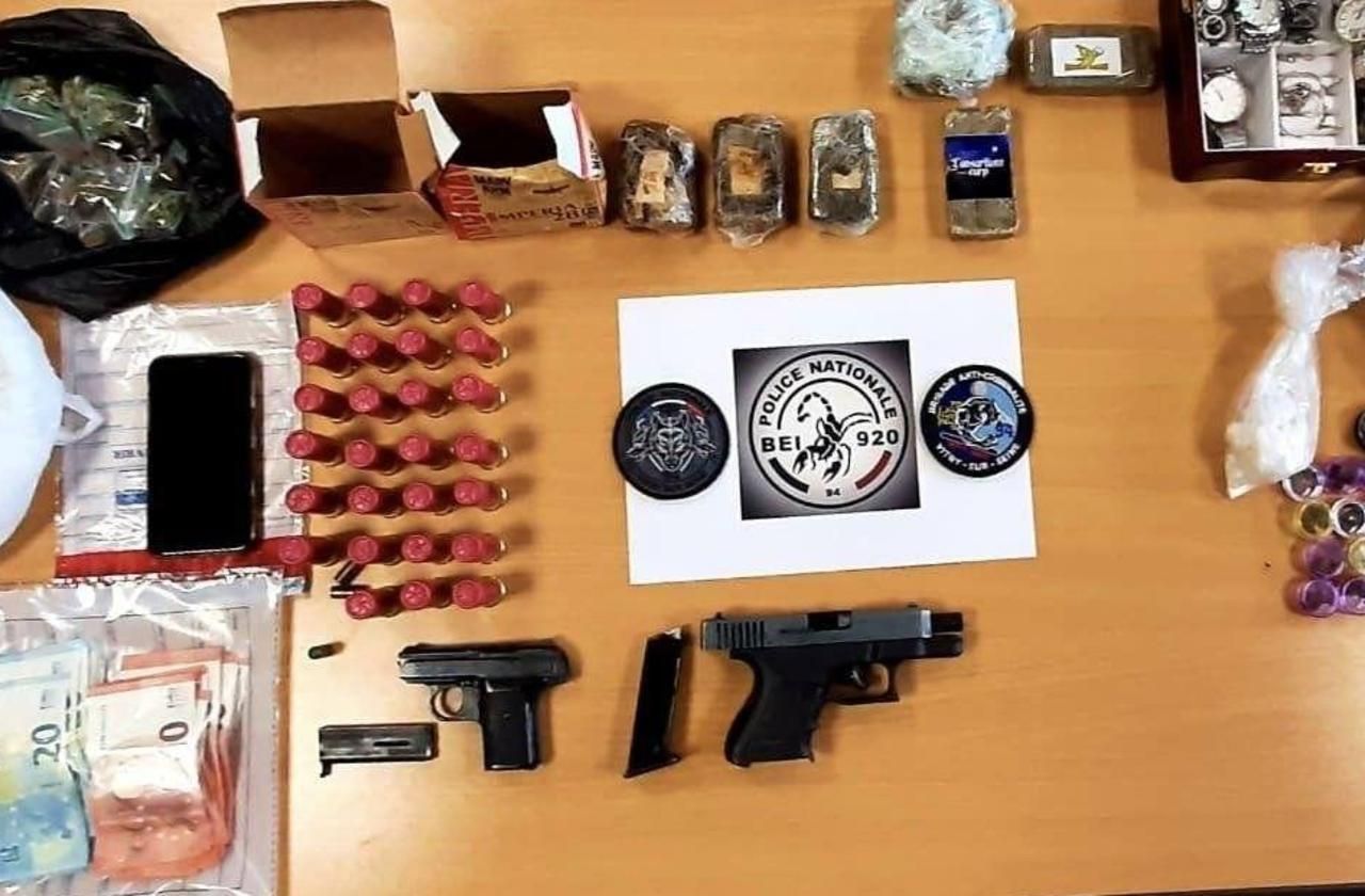 <b></b> Vitry-sur-Seine. Les policiers du commissariat ont trouvé deux armes de poing, des munitions et plus de 3 kg de cannabis ainsi qu’un peu de cocaïne lors de contrôles dans des appartements ce jeudi matin.