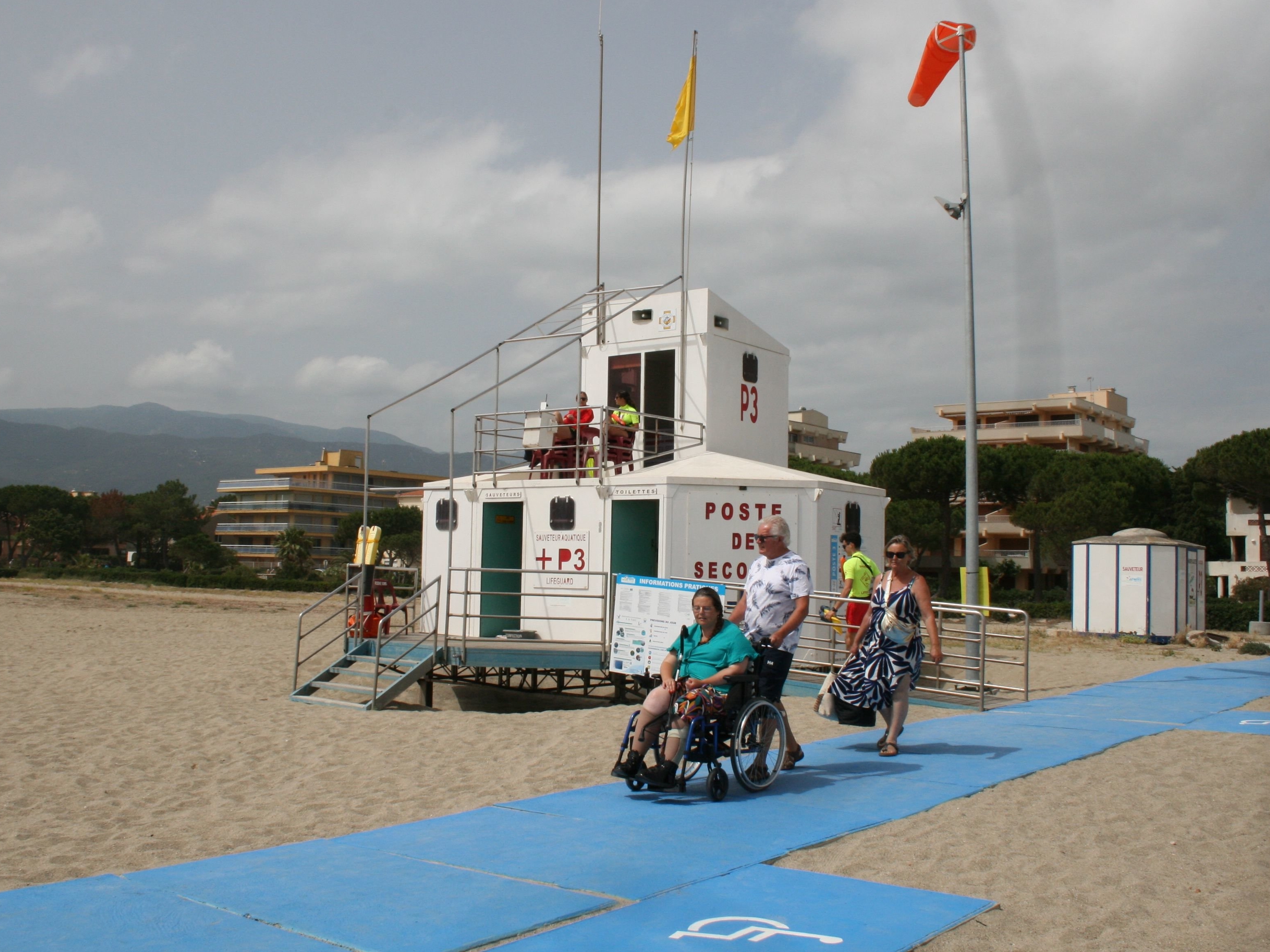 Le poste de secours n°3 de la plage des Pins, à Argelès-sur-Mer (Pyrénées-Orientales), arbore fièrement son logo HandiPlage, attestant de son accessibilité aux personnes à mobilité réduite. ©Argelès-sur-Mer