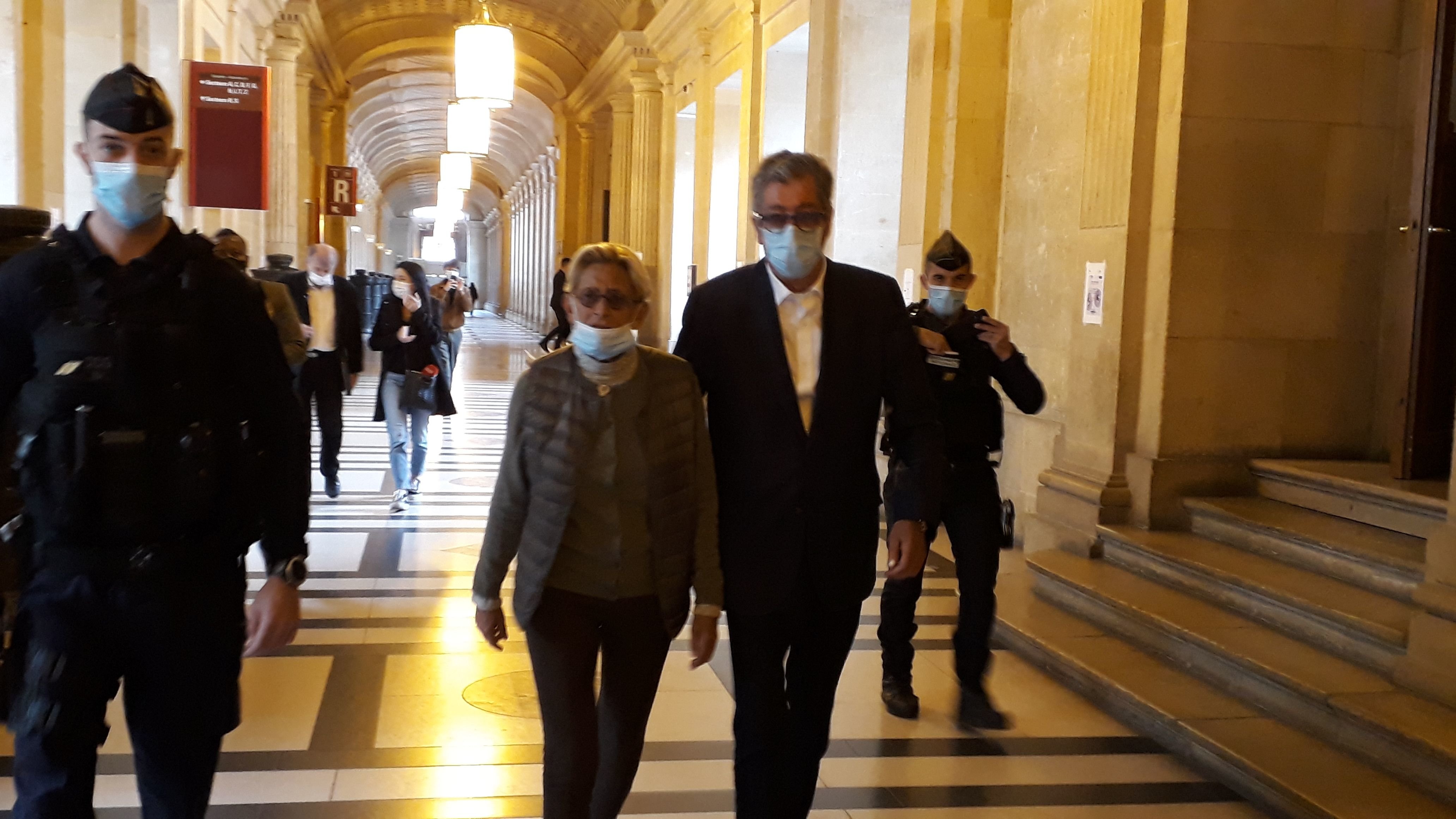 Patrick et Isabelle Balkany, ici le 5 mai 2021, au sortir de la Cour de cassation après l'examen de leur pourvoi contre l'arrêt de la cour d'appel de Paris, qui les a condamnés dans le deuxième volet de l'affaire, le blanchiment de fraude fiscale. LP/Valérie Mahaut