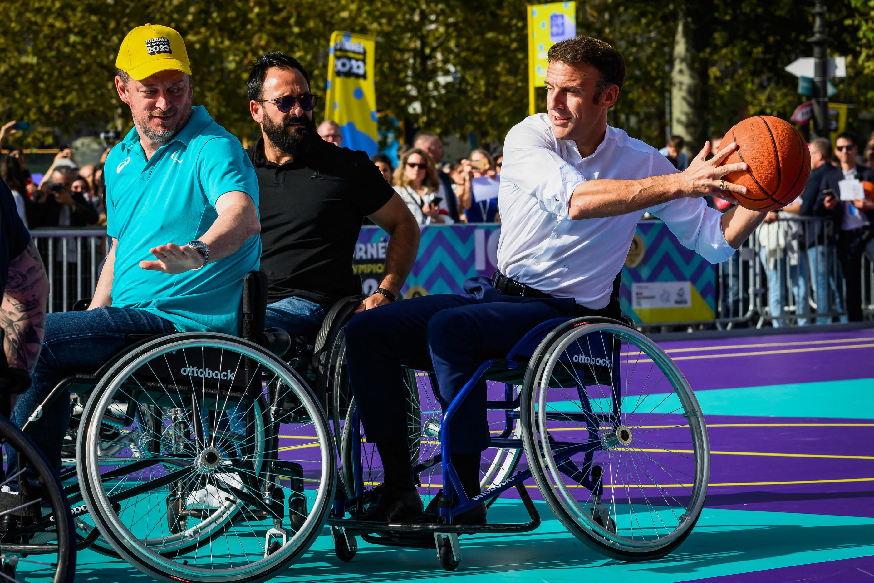 Le président Emmanuel Macron lors de la journée paralympique place de la République, à Paris, le 8 octobre 2023. Photo par Eric Tschaen/Pool/ABACAPRESS.COM