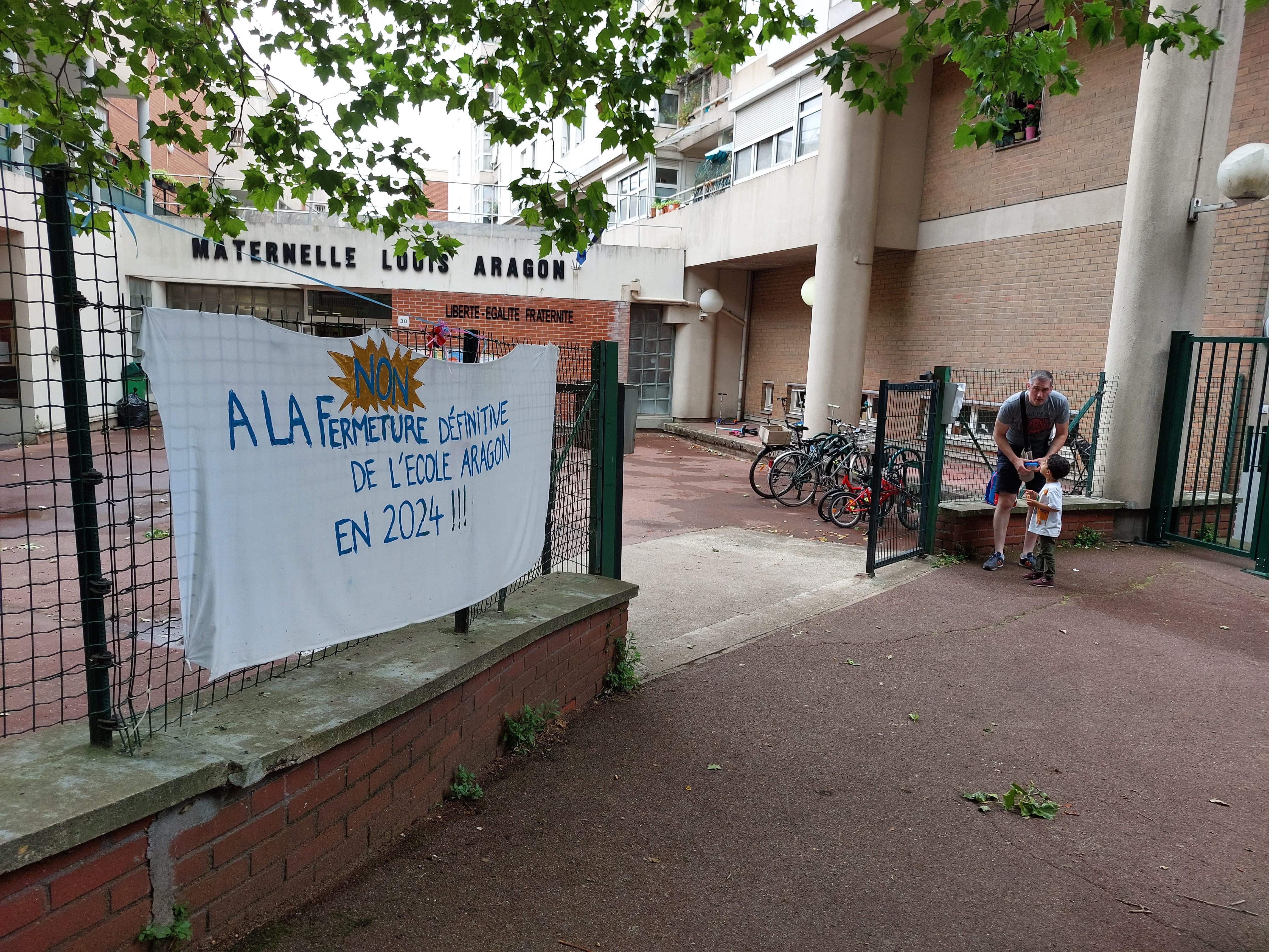 Montreuil, le 19 juin. Les parents d'élèves de la maternelle Aragon se mobilisent contre la fermeture de l'établissement à la rentrée scolaire 2024. LP/E.M.