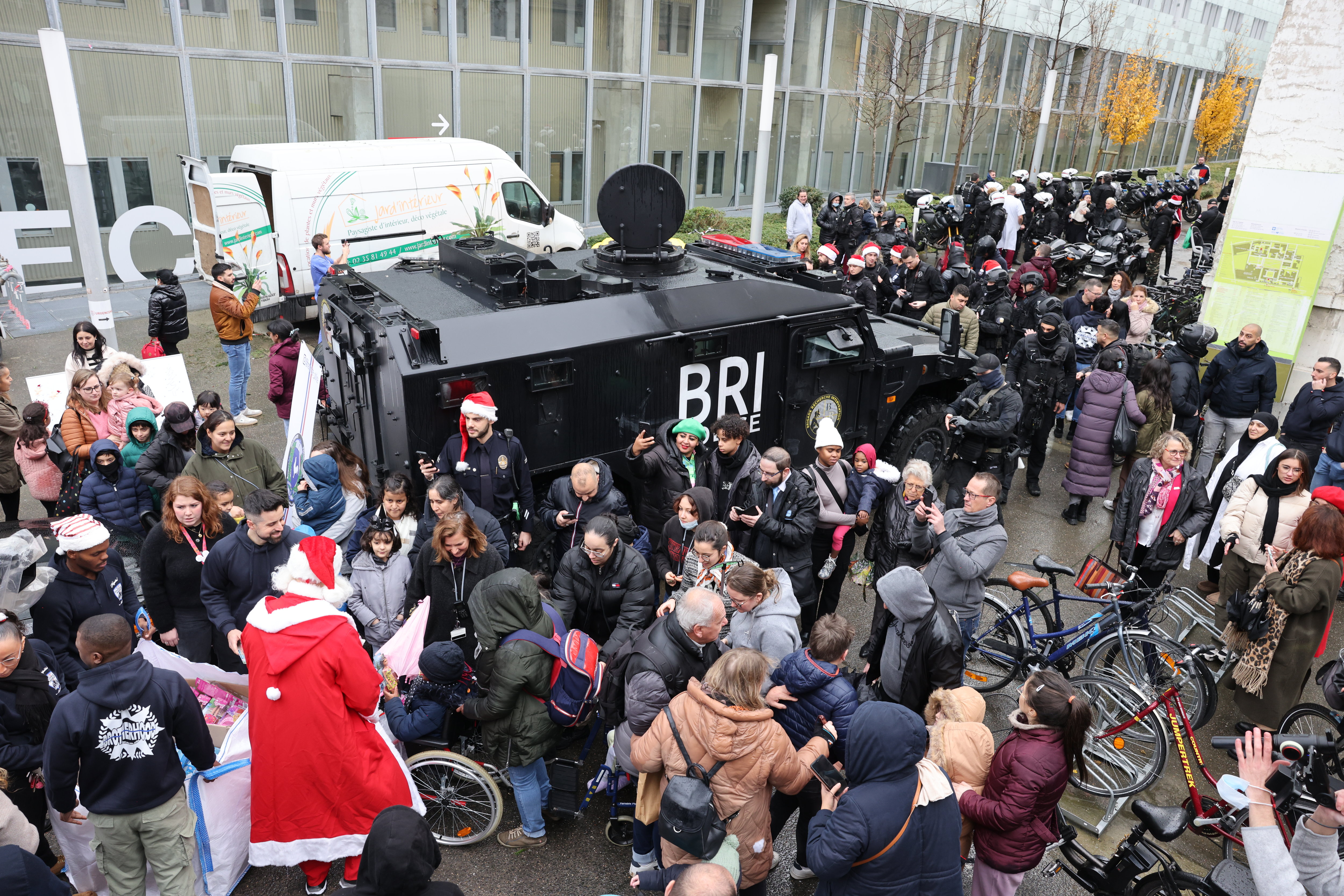 Paris (XVe), ce mercredi. Le camion blindé de la BRI, transportant le Père Noël et les cadeaux, a été escorté jusqu'à l'hôpital Necker par les motards de la Brav-M. LP/Olivier Lejeune