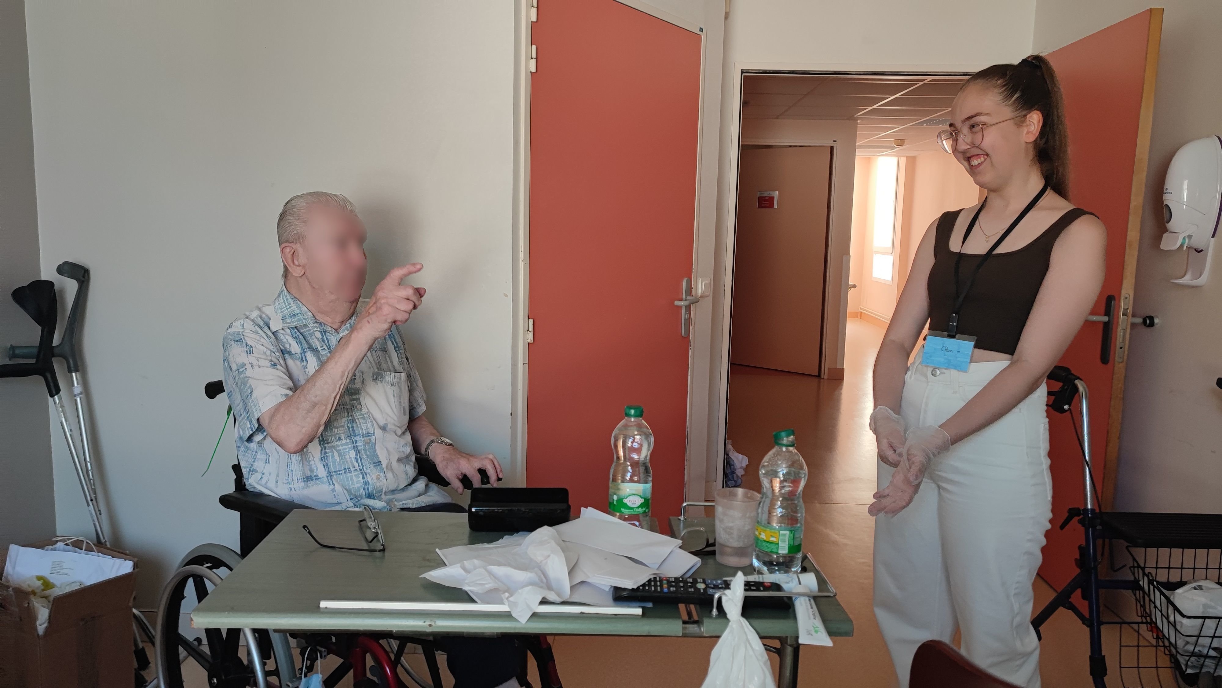 Compiègne, le 9 juin. Clara, 19 ans, est en service civique solidarité seniors depuis le mois de décembre à l'Ehpad Fournier-Sarlovèze. Elle rend tous les jours visite à Émile, qui rechigne à sortir de sa chambre. LP/Stéphanie Forestier