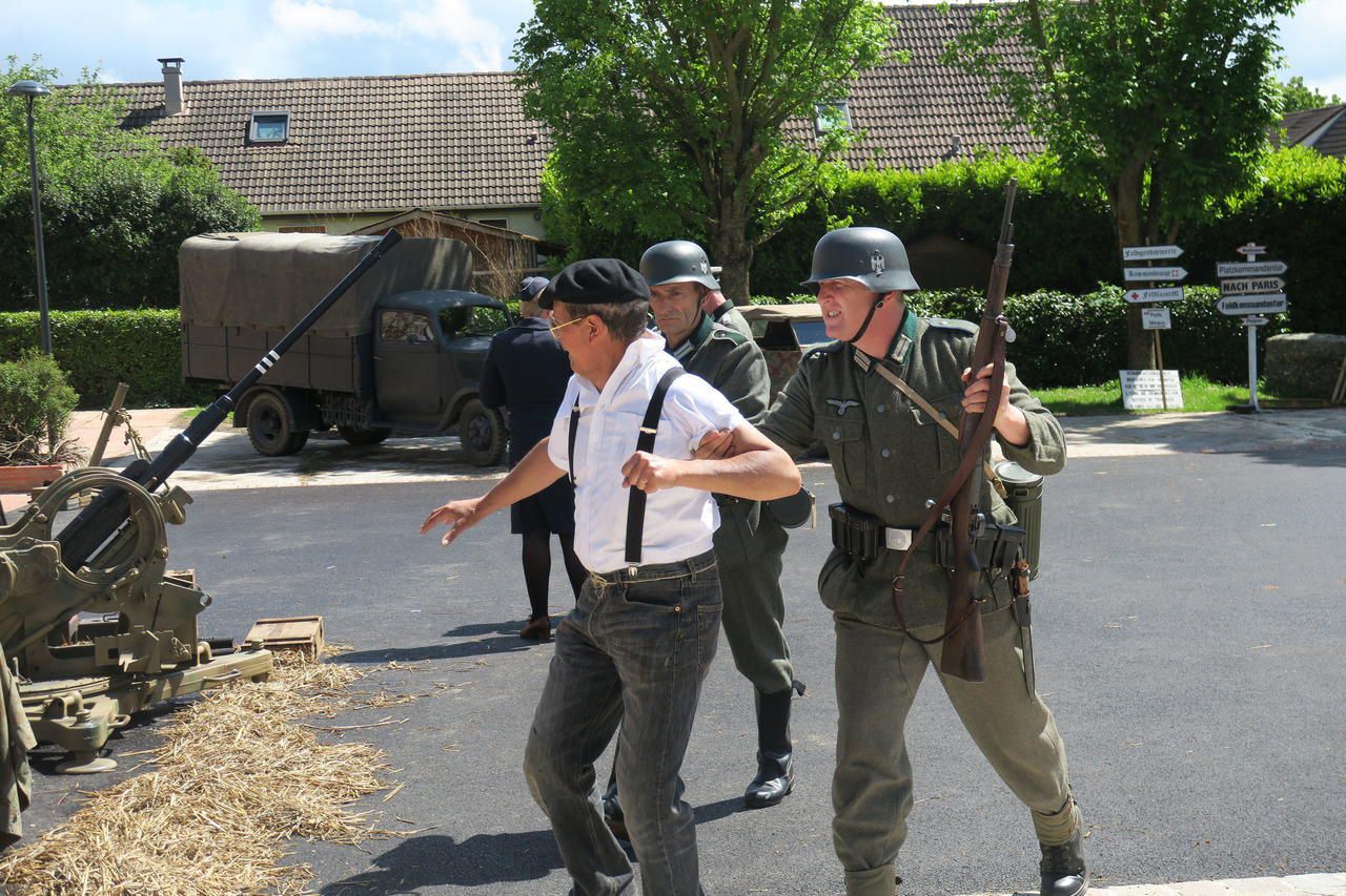 <b></b> Chauconin-Neufmontiers, ce dimanche. Le spectacle de reconstitution d'une scène de libération d'un village français a duré environ deux heures. 