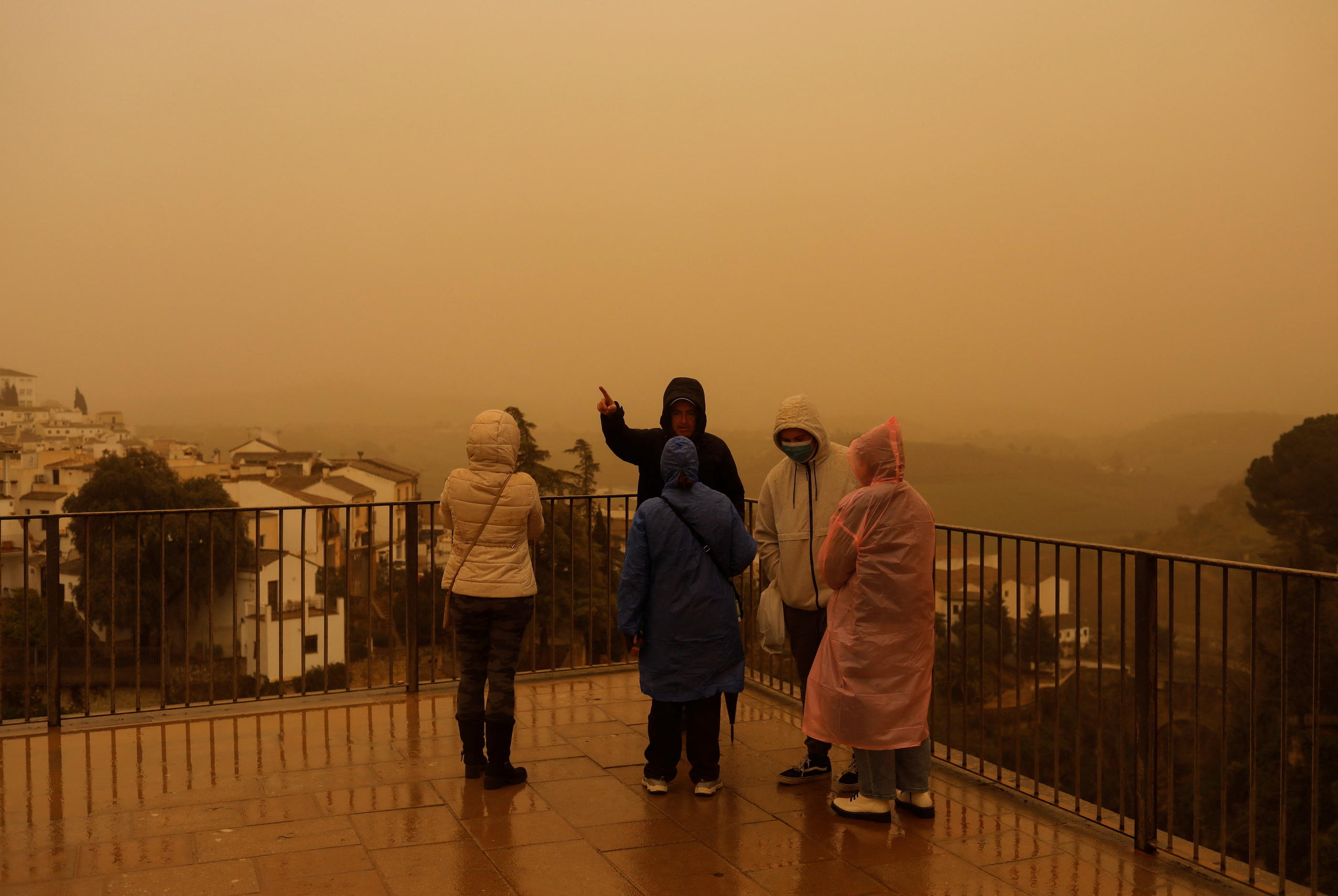 Le port du masque est recommandé pour les personnes vulnérables, lors du passage d'un nuage de poussières. (Illustration) Reuters/Jon Nazca