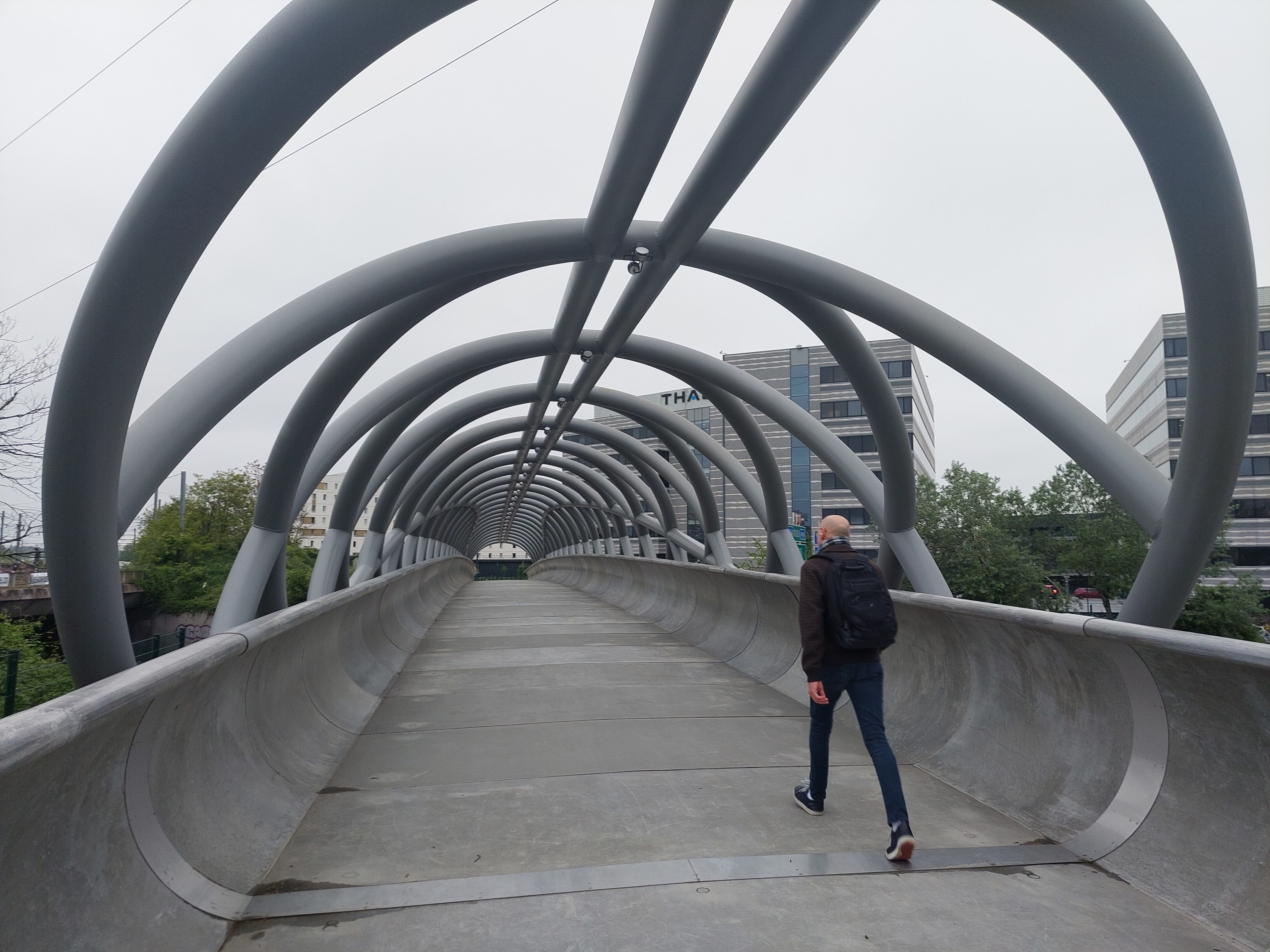 Gennevilliers (Hauts-de-Seine), le 2 mai. La passerelle aux allures futuristes a été inaugurée le 30 avril et mise en service dans la foulée. LP/O.B.