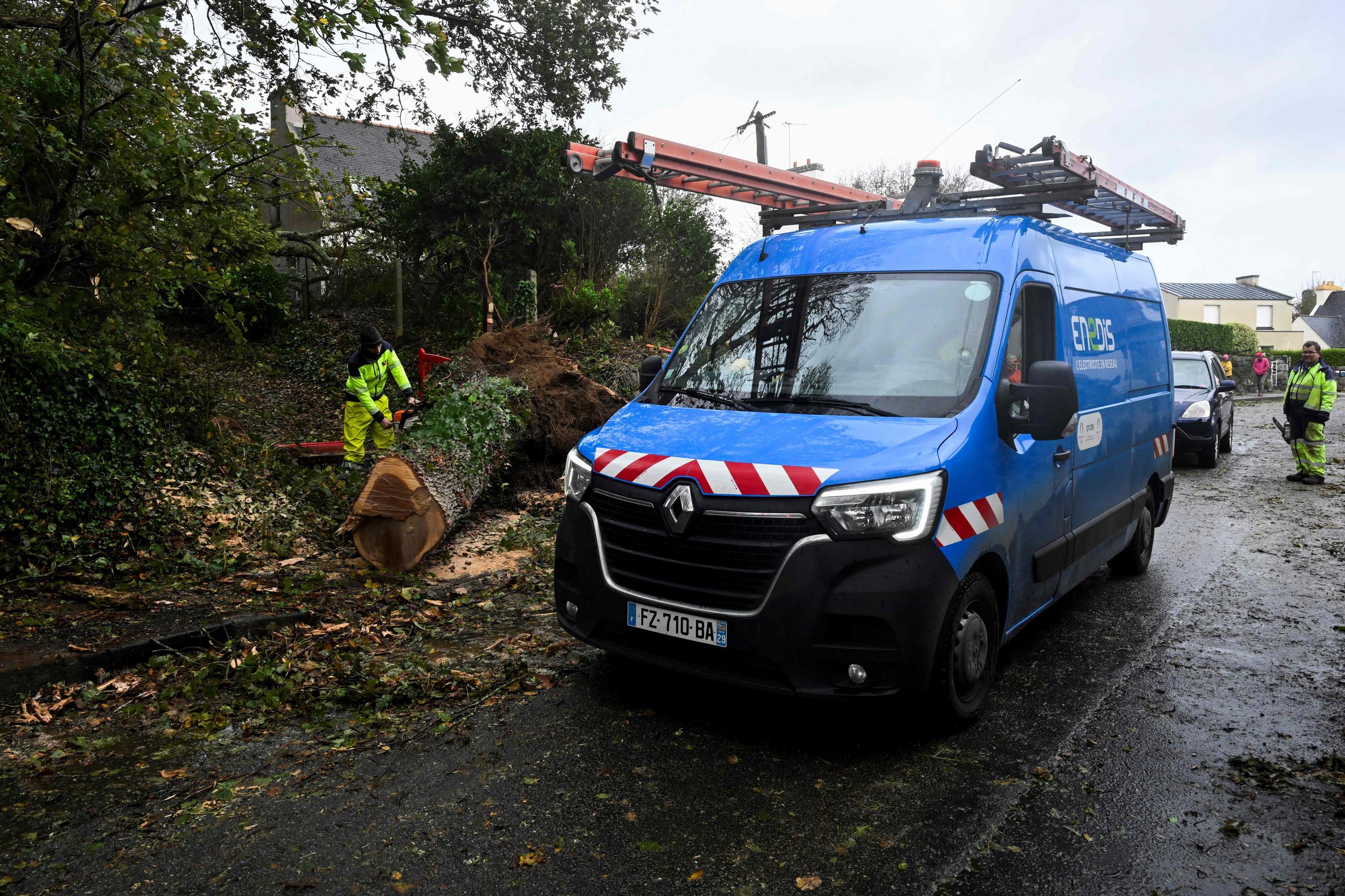 Plus de 250 000 foyers étaient toujours privés d'électricité samedi midi après le passage de la tempête Ciaran. AFP / Damien Meyer