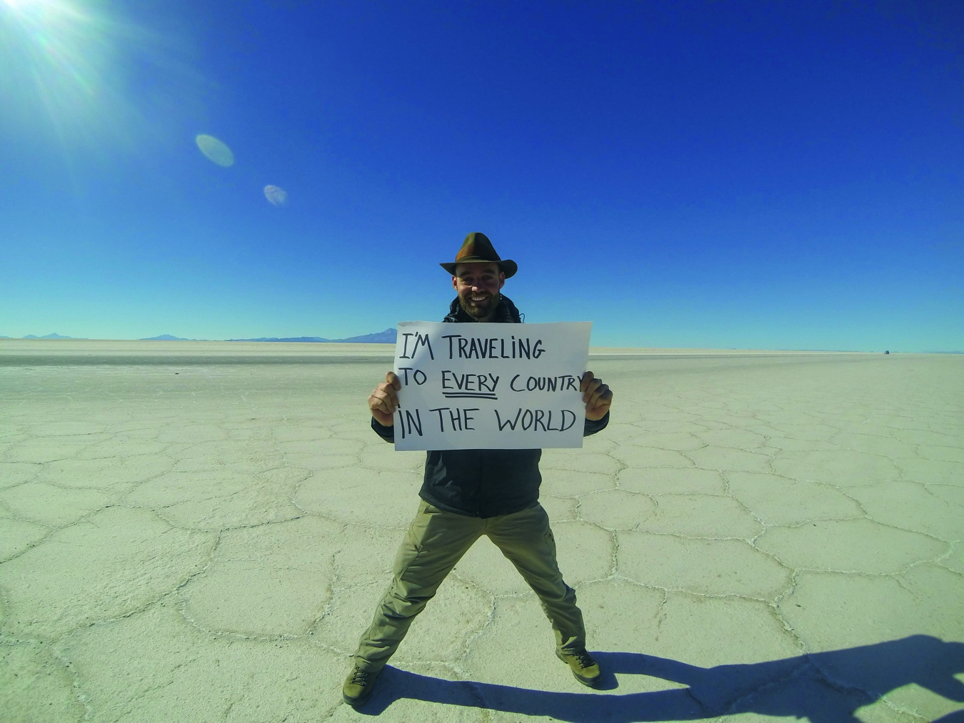 En Bolivie, en septembre 2014, Torbjorn « Thor » Pedersen arbore fièrement une affiche « I’m travelling to every country in the world » (Je voyage dans tous les pays du monde). TORBJORN PEDERSEN
