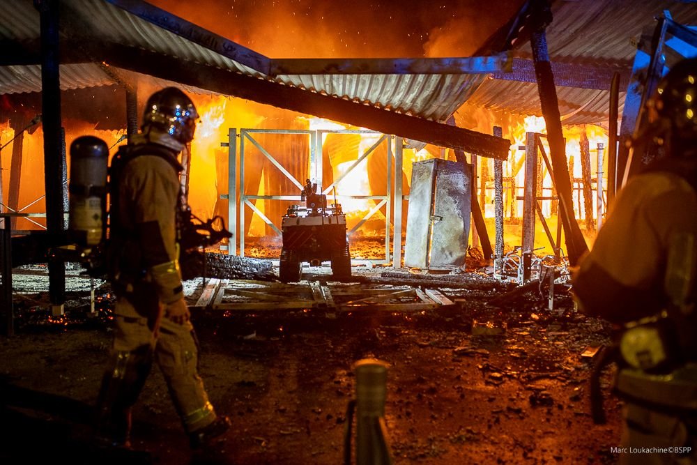 Chevilly-Larue, dans la nuit de ce samedi à ce dimanche. Une centaine de pompiers a dû intervenir pour mettre fin à l'incendie de la crèche Gaston-Variot. /BSPP