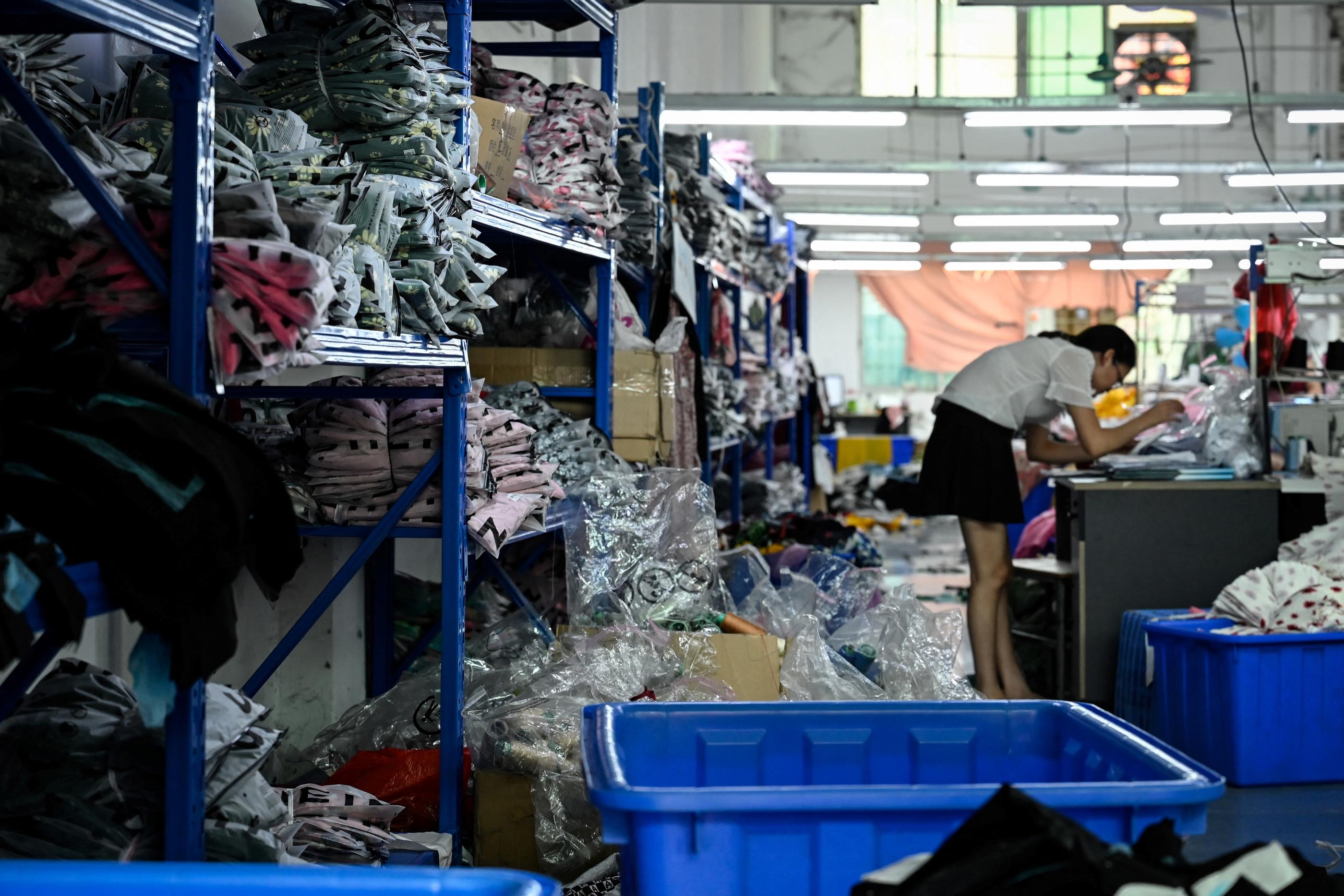 Avec 6000 sous-traitants rien qu'en Chine, la marque peut produire vite et à bas coût. Mais les conditions des salariés (salaires modiques et horaires à rallonge) sont régulièrement dénoncées par des organisations. AFP/Jade Gao