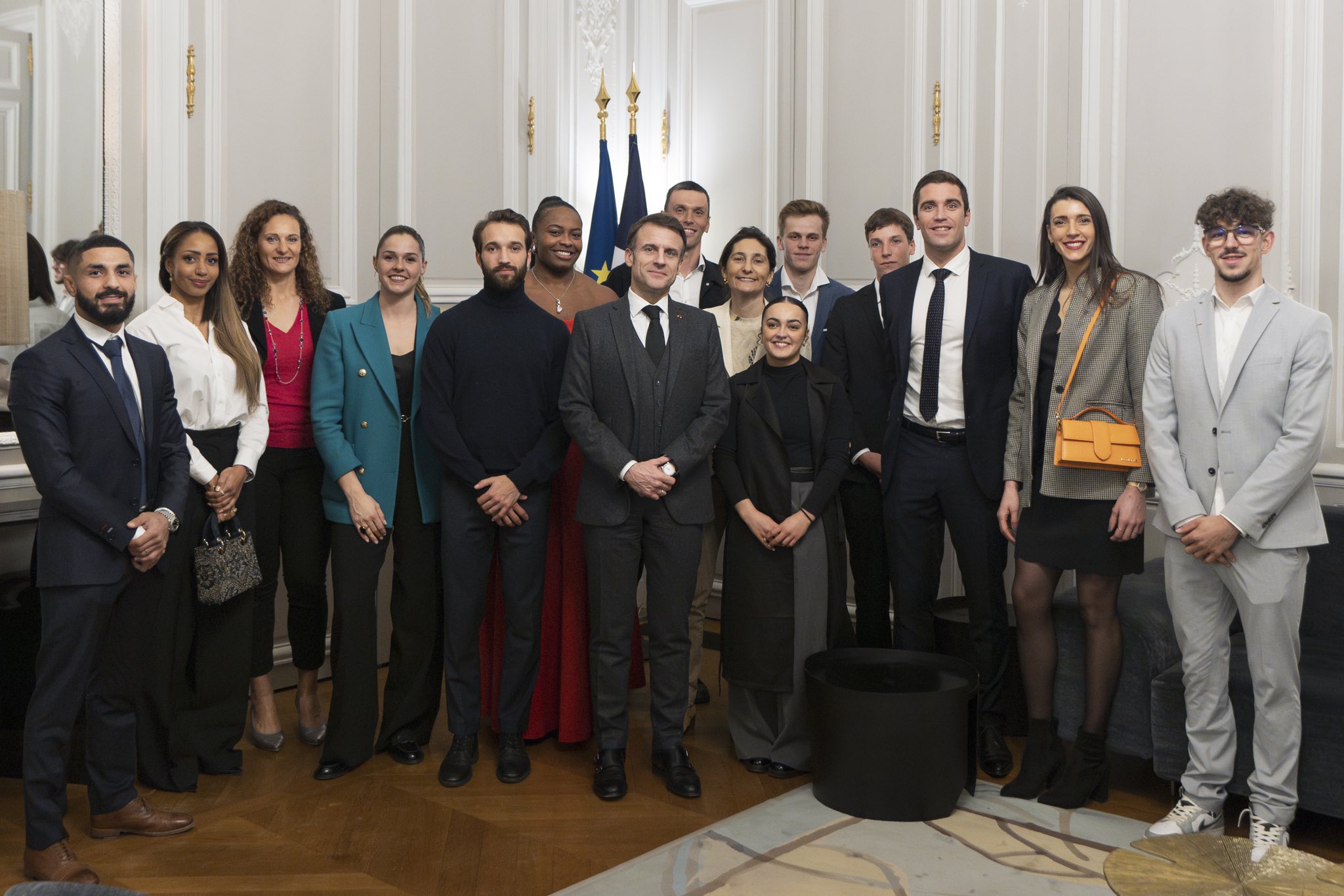 Emmanuel Macron et la ministre des Sports Amélie Oudéa-Castéra au milieu des sportifs olympiques invités à dîner à l'Élysée mercredi soir. DR/Élysée