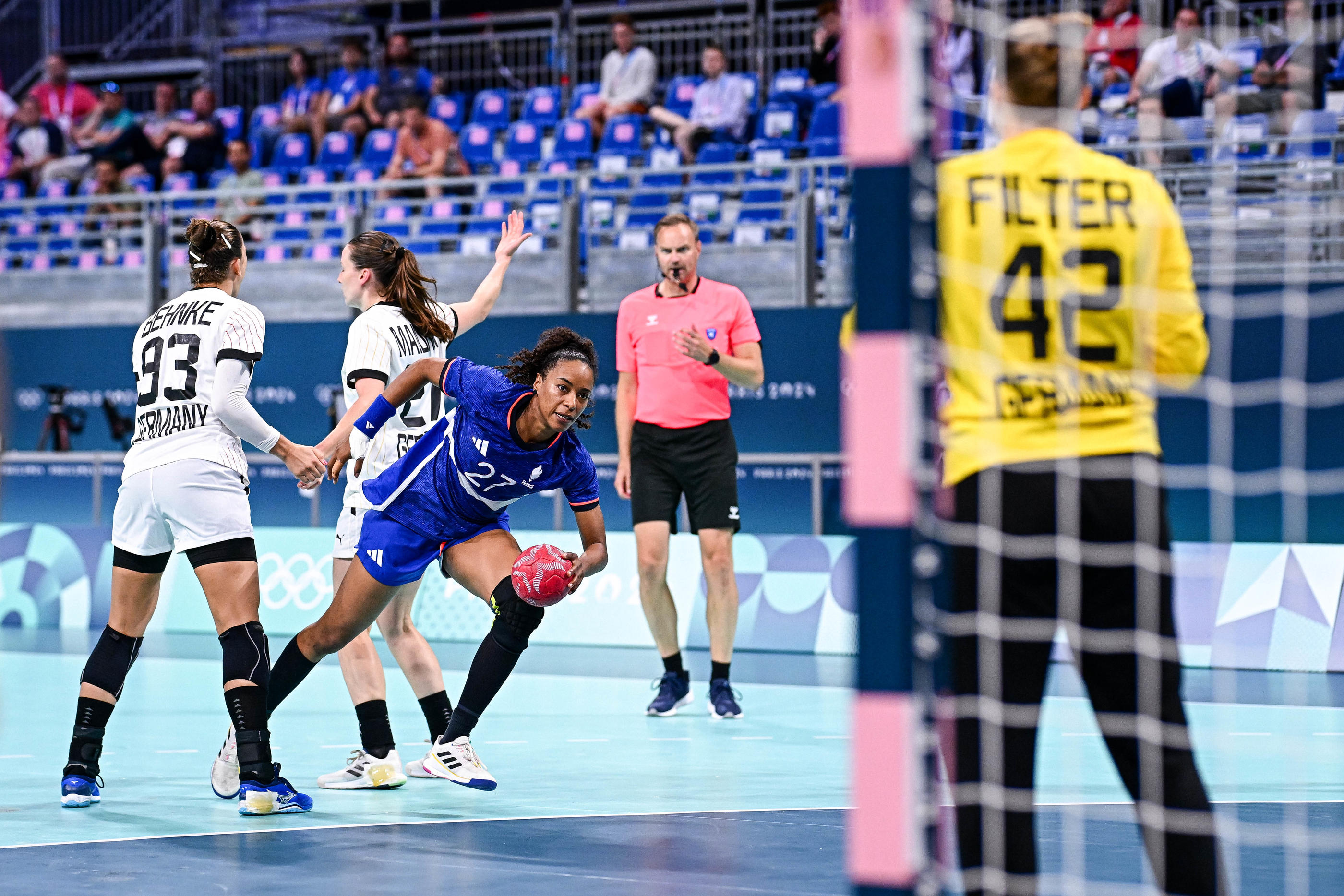 L'équipe de France et sa capitaine Estelle Nze Minko affrontent la Suède ce jeudi en demi-finale des JO. Icon Sport / Baptiste Fernandez/Icon Sport)