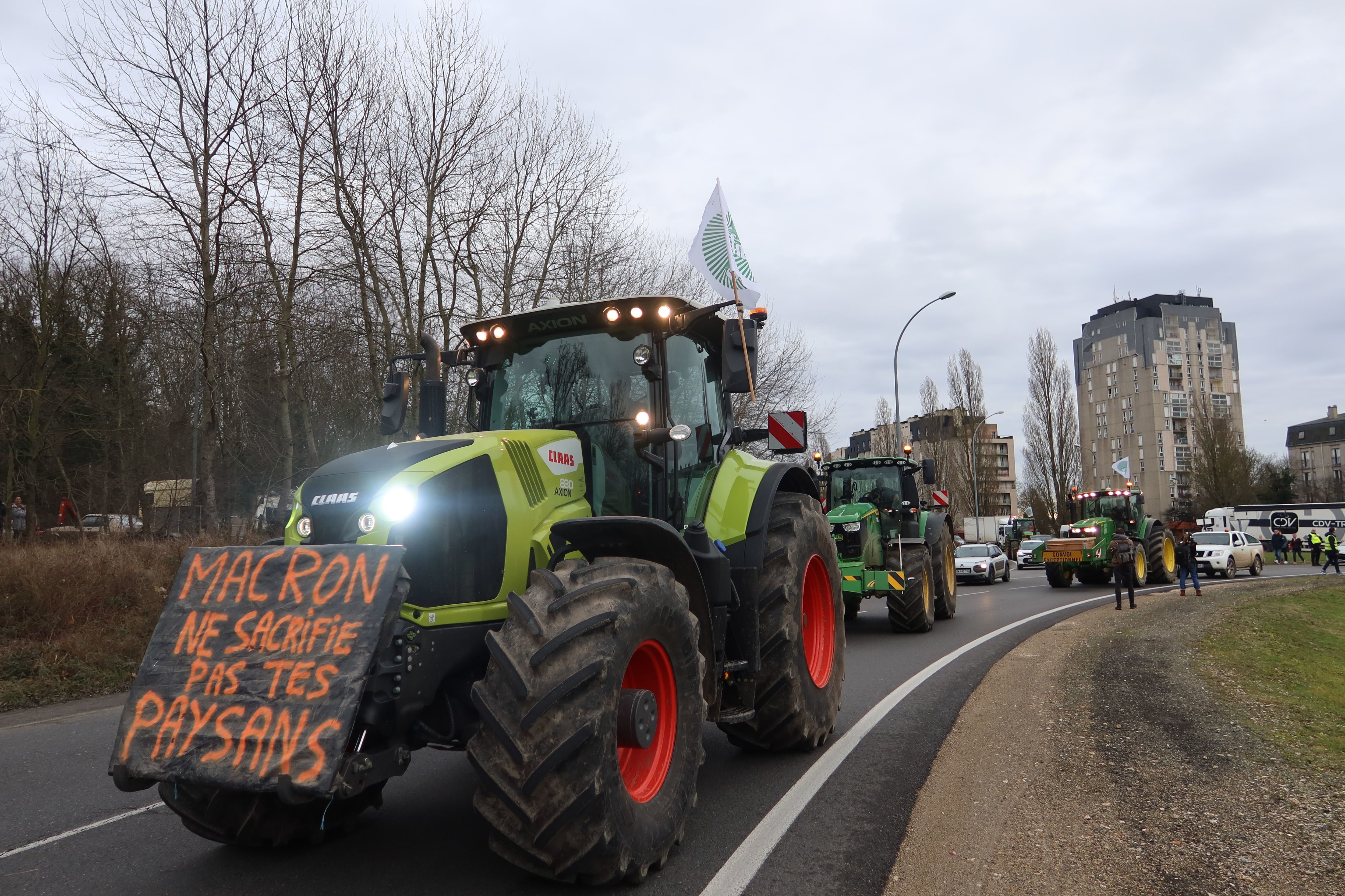 Melun, 25 janvier 2024. 80 agriculteurs et 43 tracteurs ont occupé le rond-point de l'Europe sans pour autant bloquer la circulation réduite sur une voie par sécurité. LP/Sophie Bordier