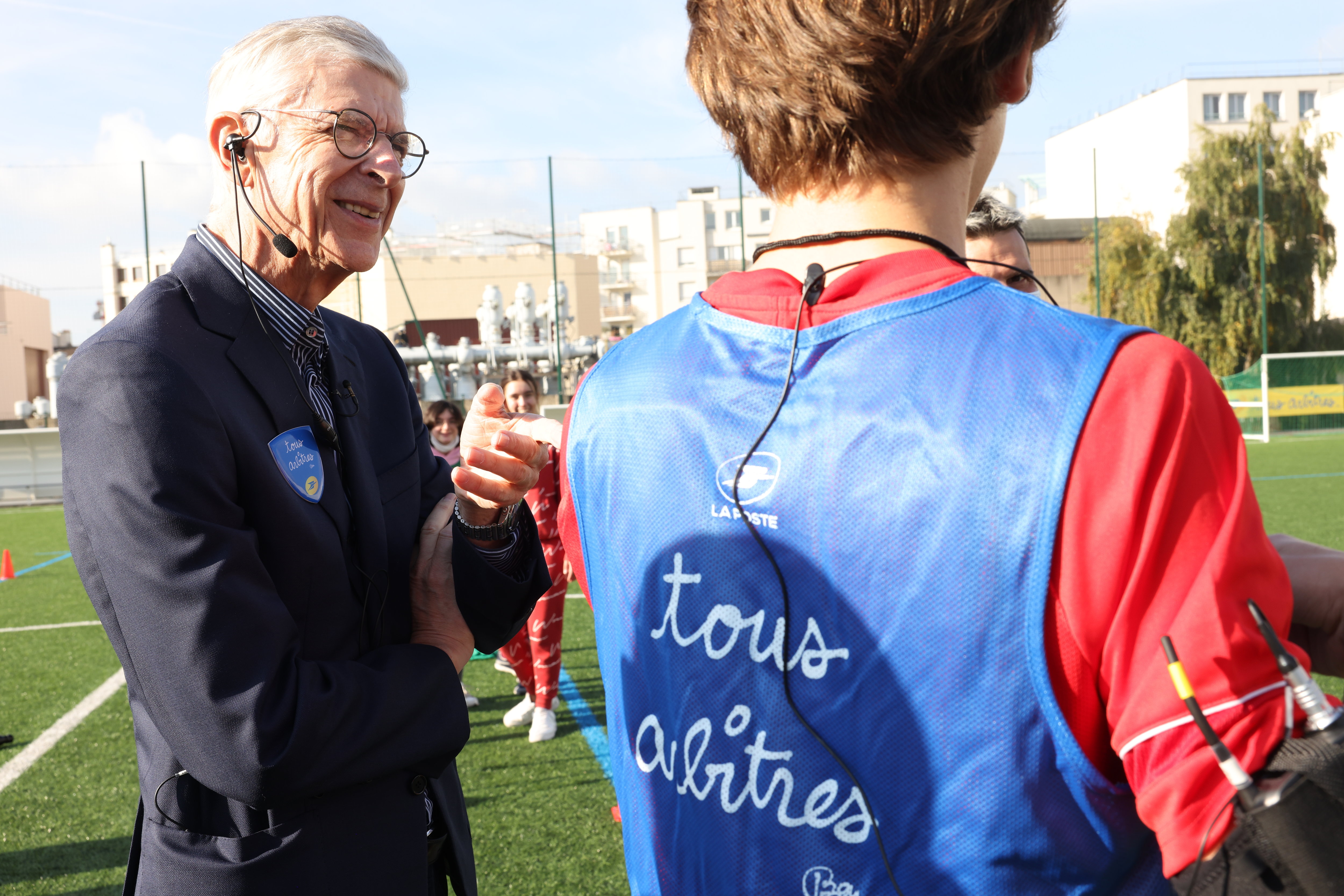 Au stade Gabriel-Voisin d'Issy-les-Moulineaux, Arsène Wenger a distillé plusieurs conseils à des collégiens qui arbitraient un match pour la première fois. LP/Olivier Lejeune