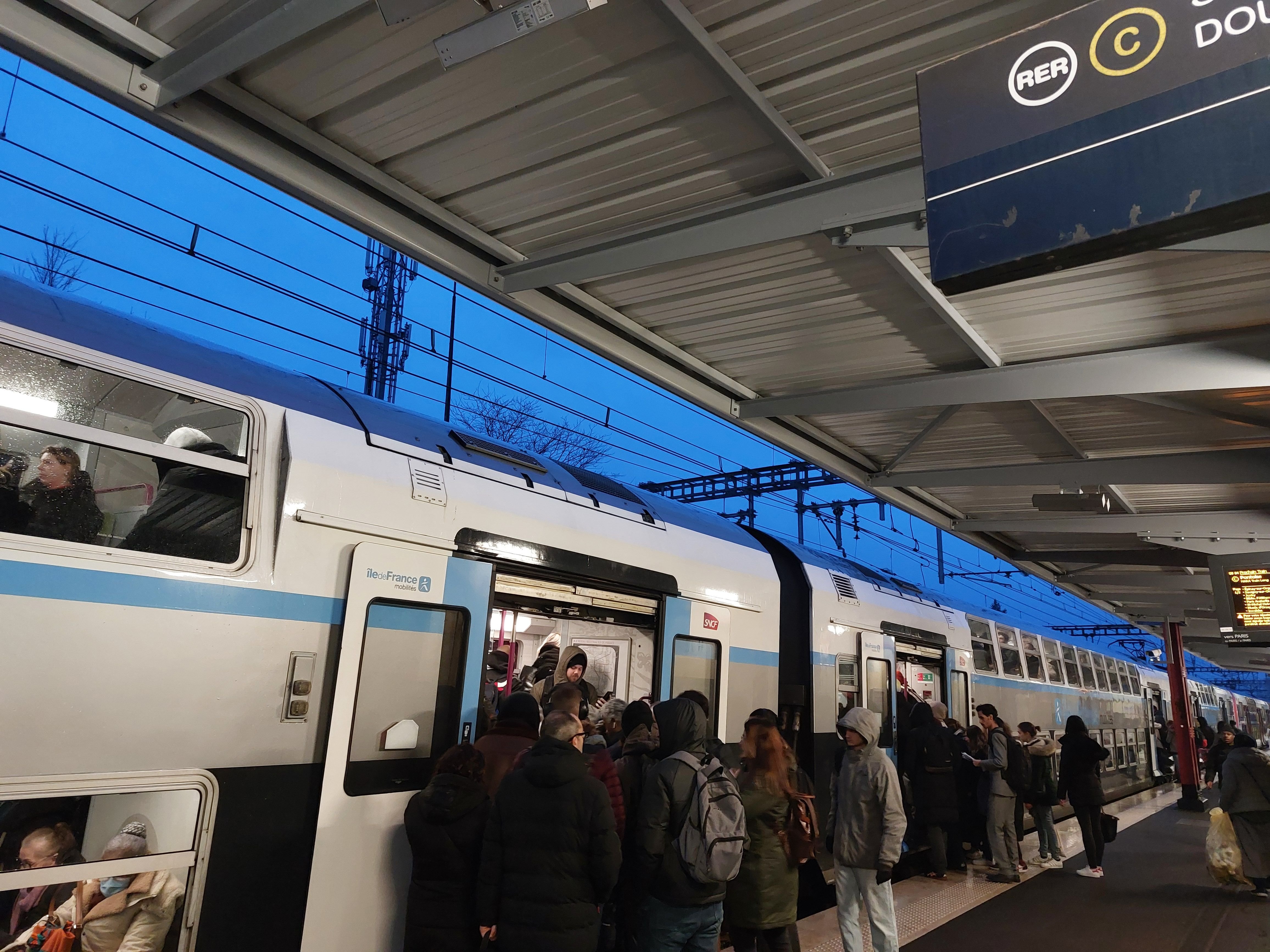 (Illustration). Plus de 400 voyageurs avaient vu leur train bloqué plus de deux heures après ces fausses alarmes en gare de Saint-Chéron le 6 mars dernier. LP/C.Ch.