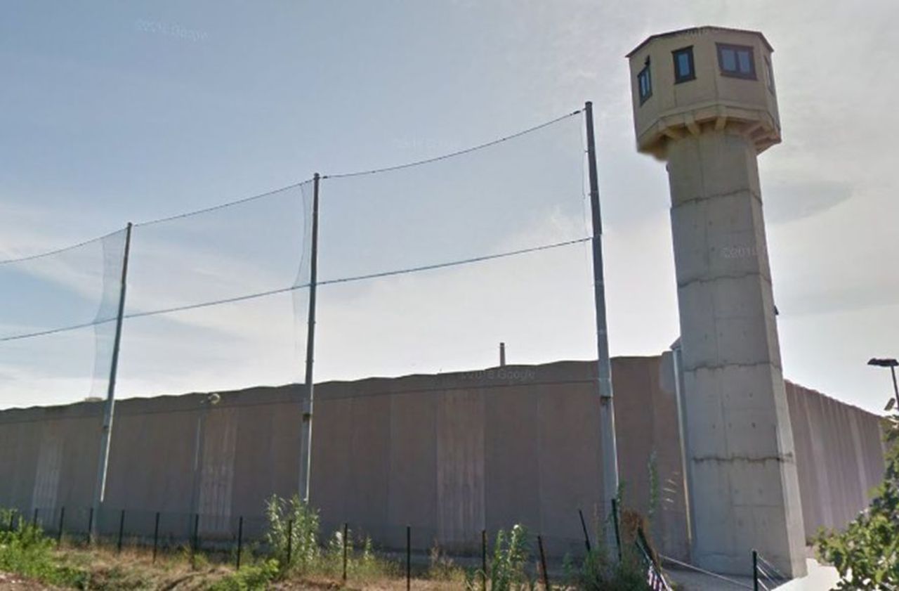 Elimination de la moisissure, changement des fenêtres, désinsectisation des locaux et vérification de la sécurité électrique des cellules sont quelques unes des mesures exigées par le tribunal pour la prison de Perpignan. Google Street View