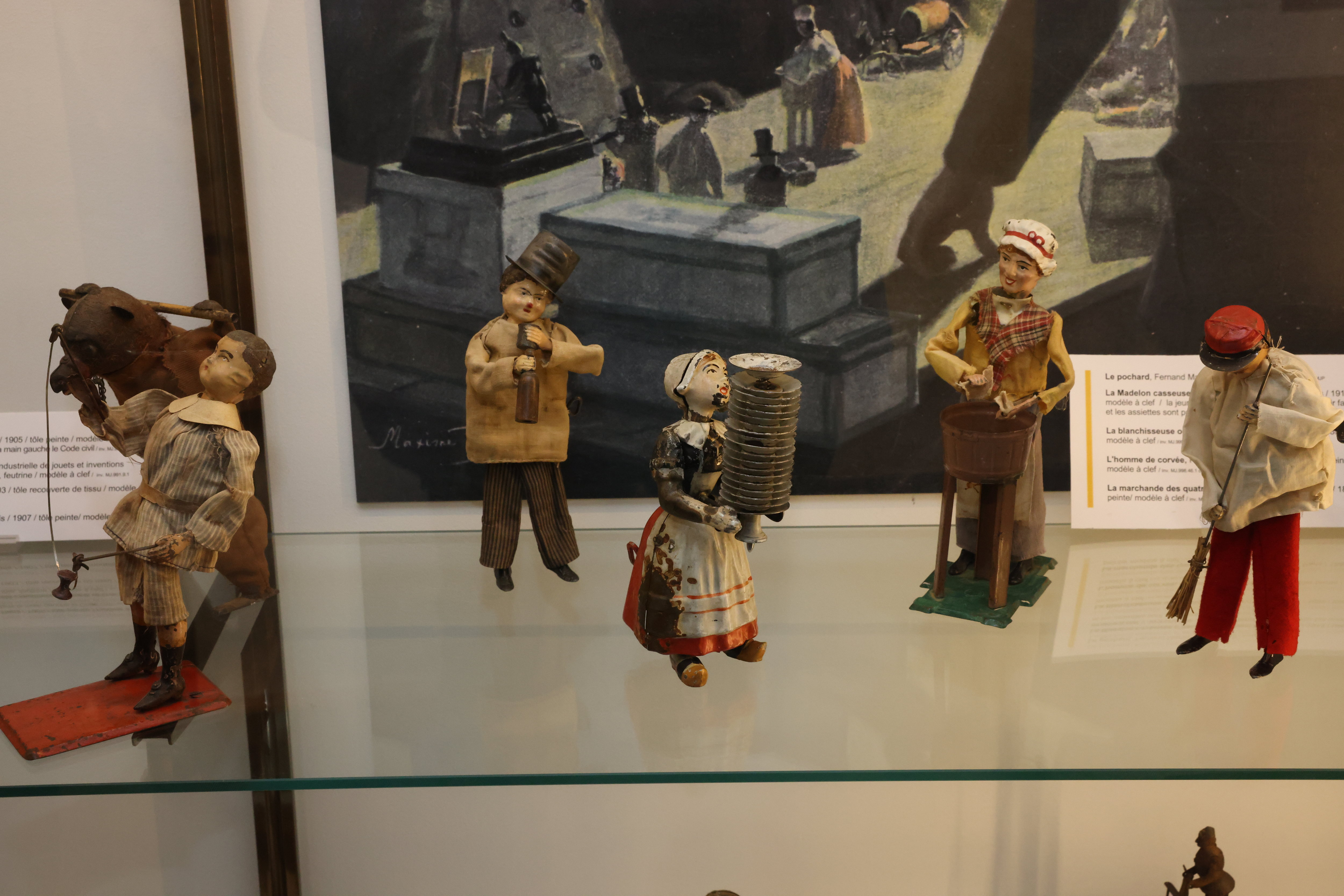 Poupées anciennes, déguisements, petits trains les jouets remontent le  temps dans leur musée de Poissy - Le Parisien