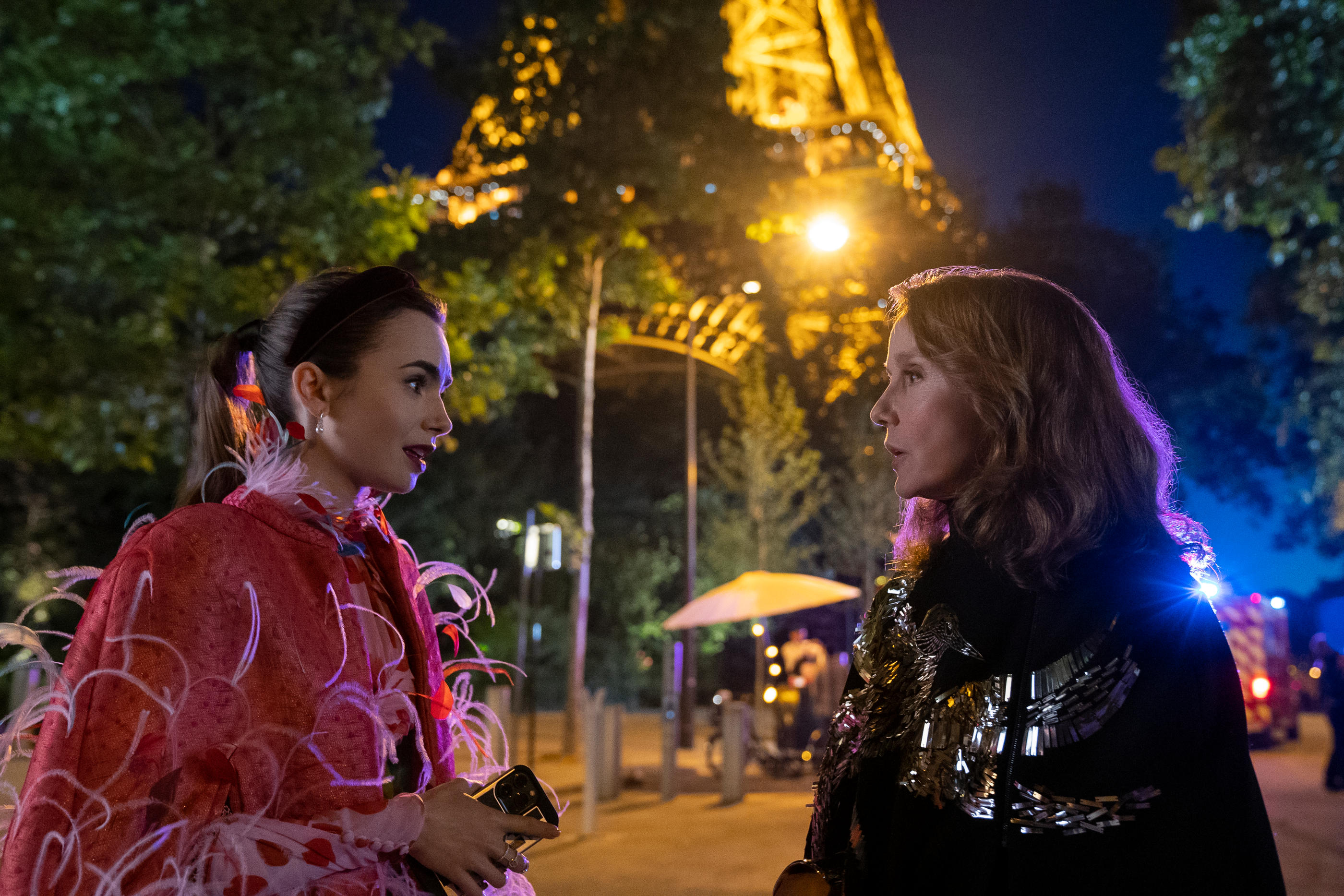 Tournée, comme son nom l'indique, dans la capitale, la série portée par Lily Collins et Philippine Leroy-Beaulieu accumule les clichés sur la France. Netflix