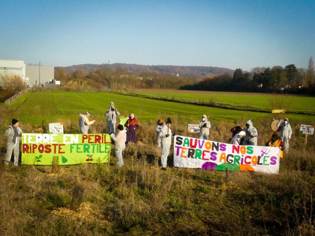Taverny (Val-d'Oise), dimanche 18 décembre. Les membres de l'association Taverny sur terre ont planté un verger pour protester contre le futur écoquartier qui doit voir le jour sur le site des Écouardes. DR.