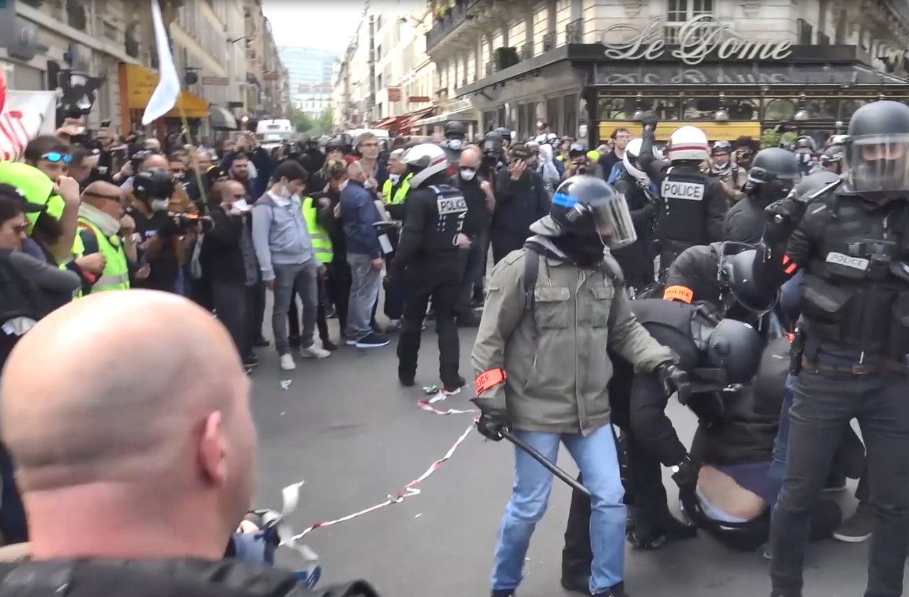 Paris, boulevard du Montparnasse, le 1er mai 2019. Un policier a été filmé semblant introduire une matraque télescopique dans le pantalon d’un manifestant. (Archives) LP/Caroline Piquet