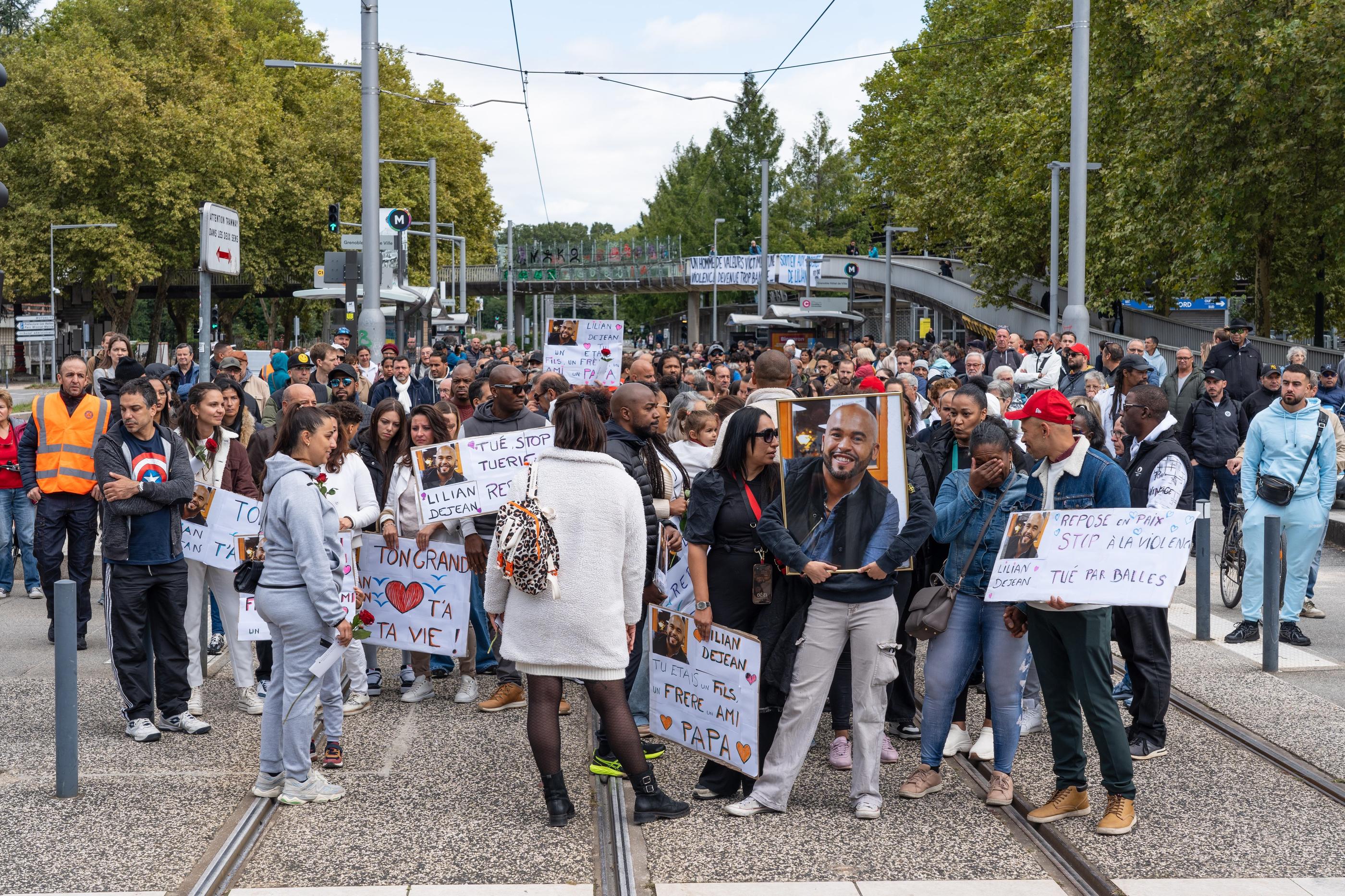 Une semaine après son meurtre, plus d'un millier de personnes se sont rassemblées à Grenoble (Isère) en mémoire de Lilian Dejean. LP/Thomas Pueyo