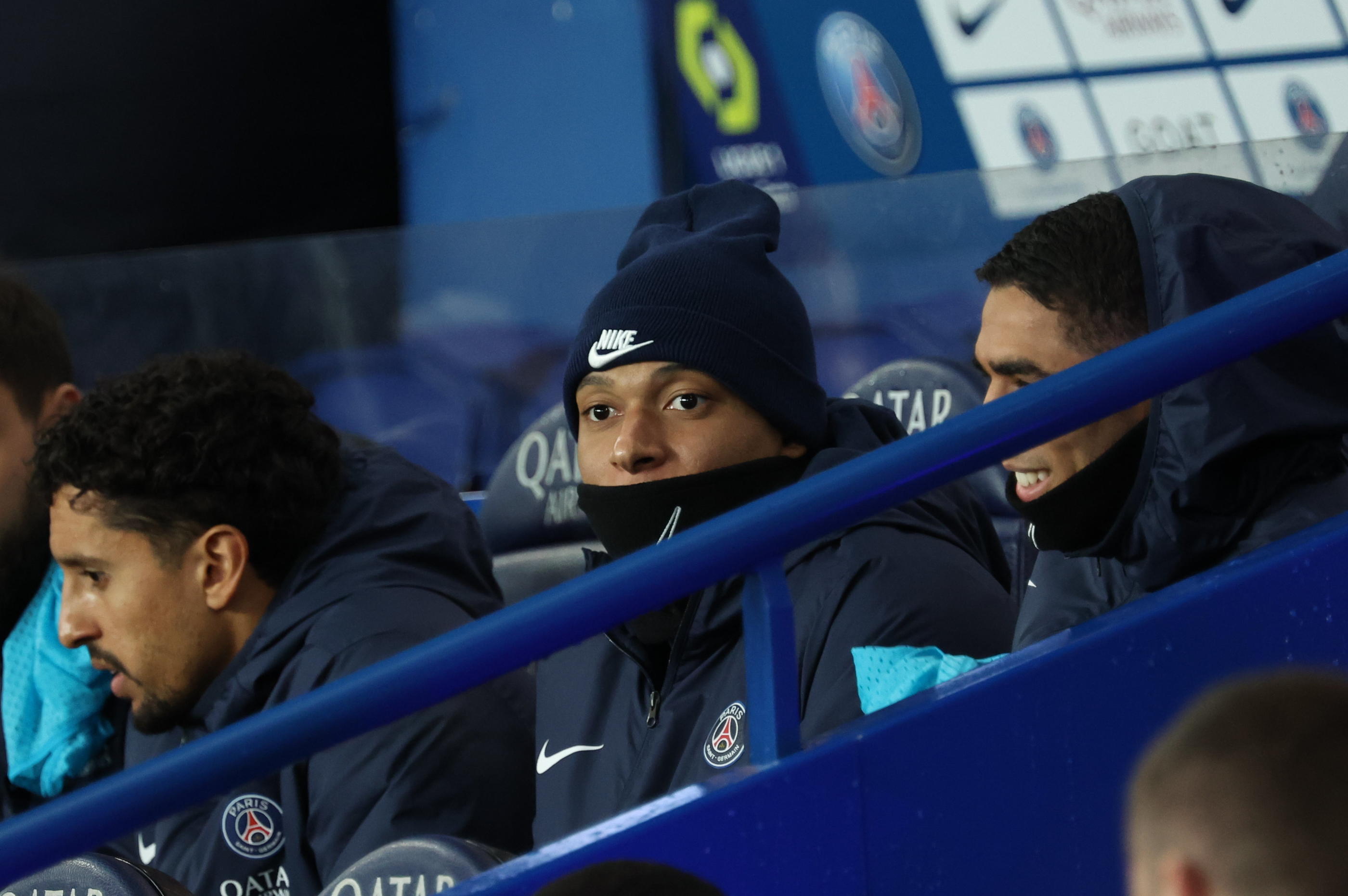Kylian Mbappé en tribune entre Marquinhos et Hakimi lors de PSG-Lille en février dernier. LP/Arnaud Journois