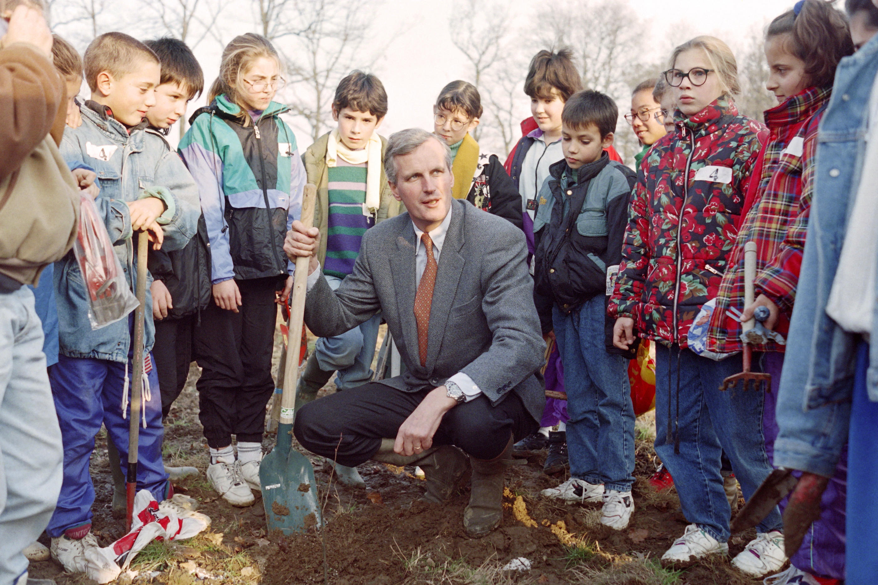 Saint-Fulgent (Vendée), le 25 novembre 1993. Michel Barnier, alors ministre de l'Environnement, plante un arbre lors d'une campagne de reforestation. AFP/Franck Perry