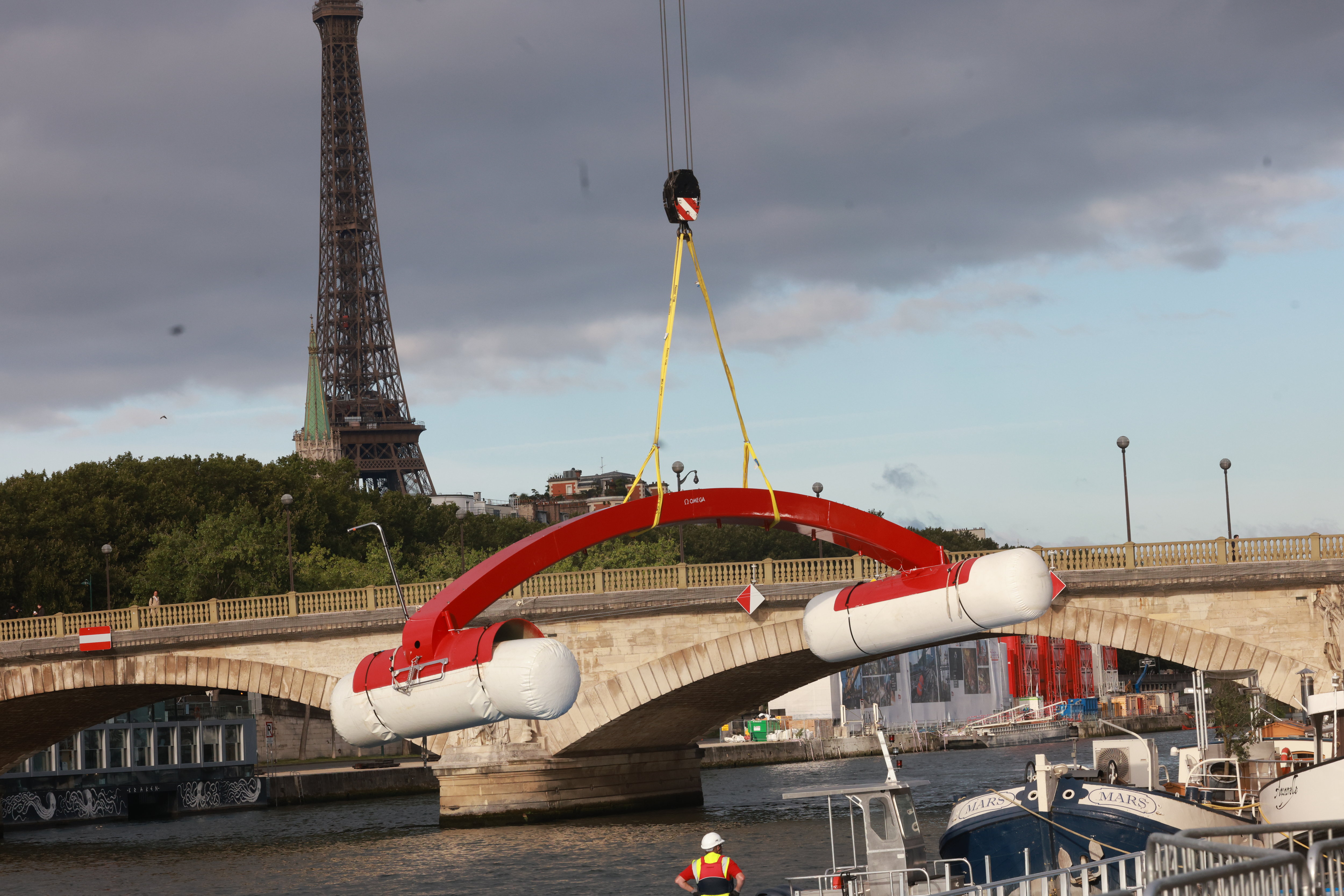 Les installations prévues pour la course de natation en eau libre ce dimanche dans la Seine ont rapidement été démontées. LP/Philippe Lavieille