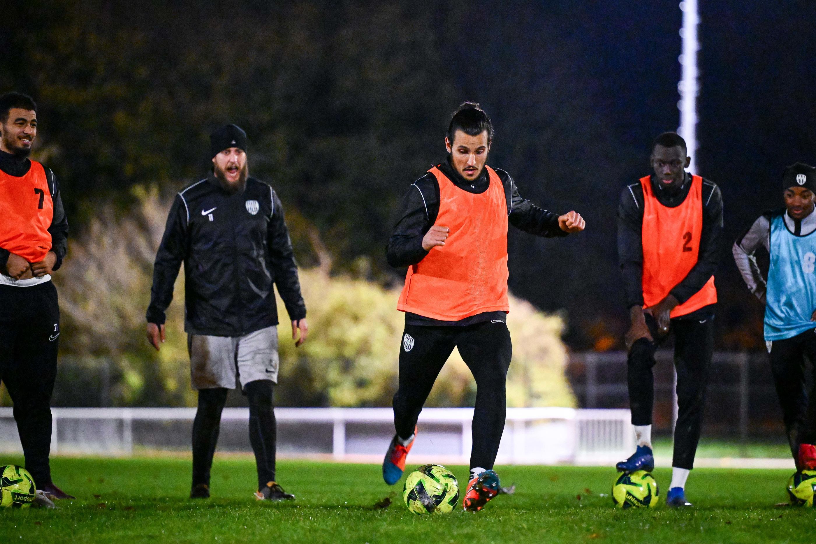 Les joueurs du FC Saint-Michel-sur-Orge, le Petit Poucet de la Coupe de France, lors de leur dernier entraînement avant le match du 7e tour ce dimanche contre l'Entente SSG. LP/Baptiste Fernandez