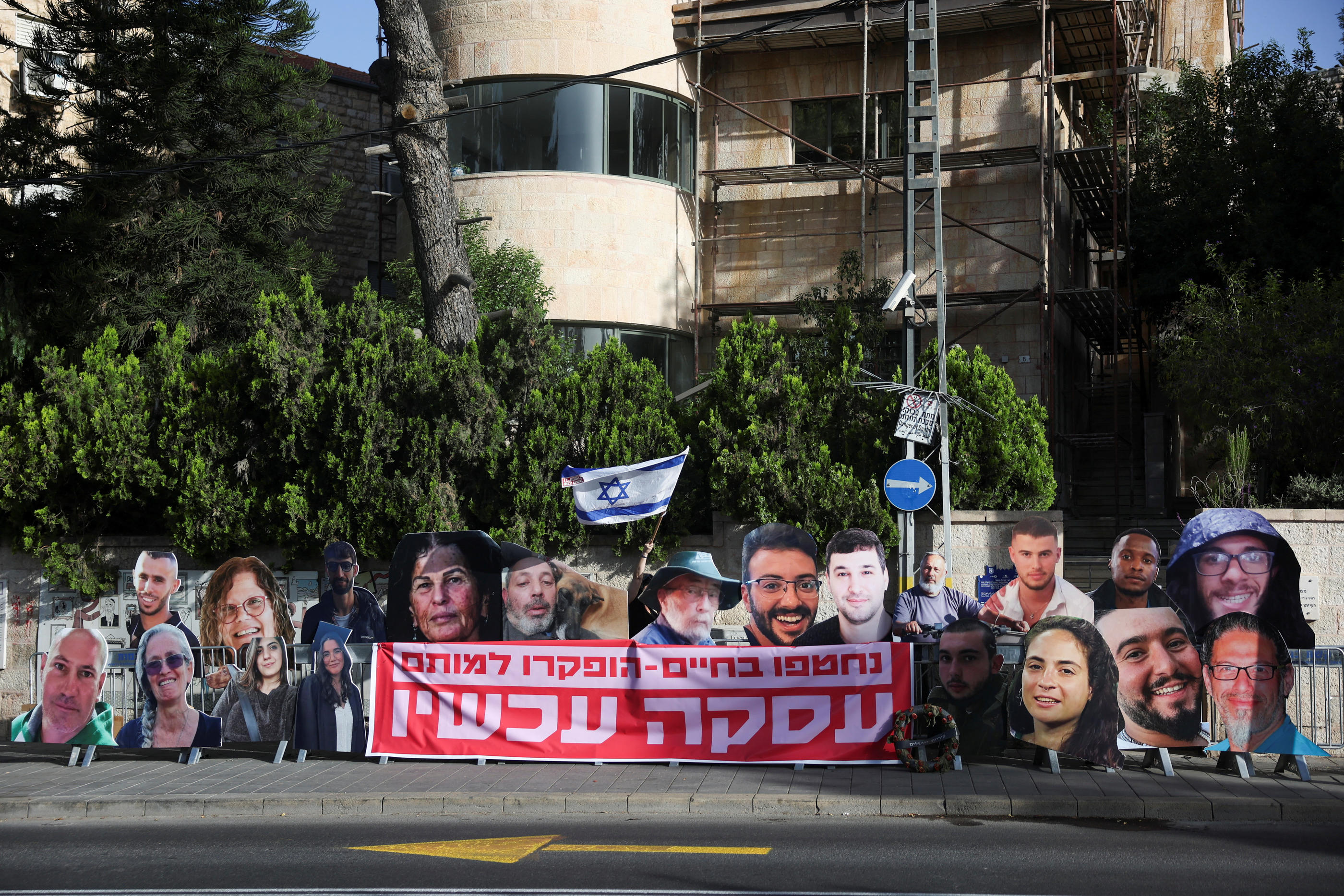 Des manifestants brandissent, devant la résidence du Premier ministre à Jérusalem, plusieurs affiches d'otages tués alors qu'ils étaient retenus en otage par le Hamas à Gaza. Jérusalem, 23 mai 2024. REUTERS/Ronen Zvulun