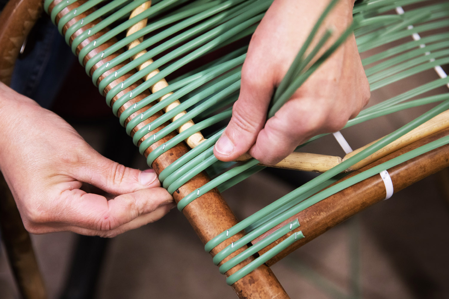 Marque de fabrique de la Maison Drucker, les assises aux couleurs vives sont désormais tissées dans le nouvel atelier de l'entreprise, en périphérie de Compiègne (Oise). Roberta Valerio