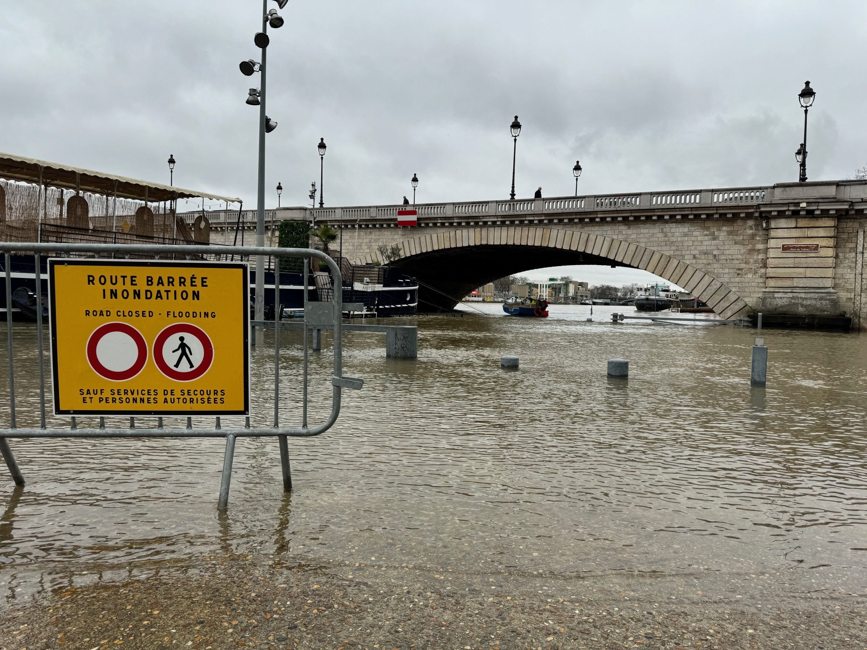 Sur de nombreux quais, le niveau de la Seine déborde, amenant la Ville à fermer les accès et la circulation (ici quai de la Gare). LP/Paul Abran