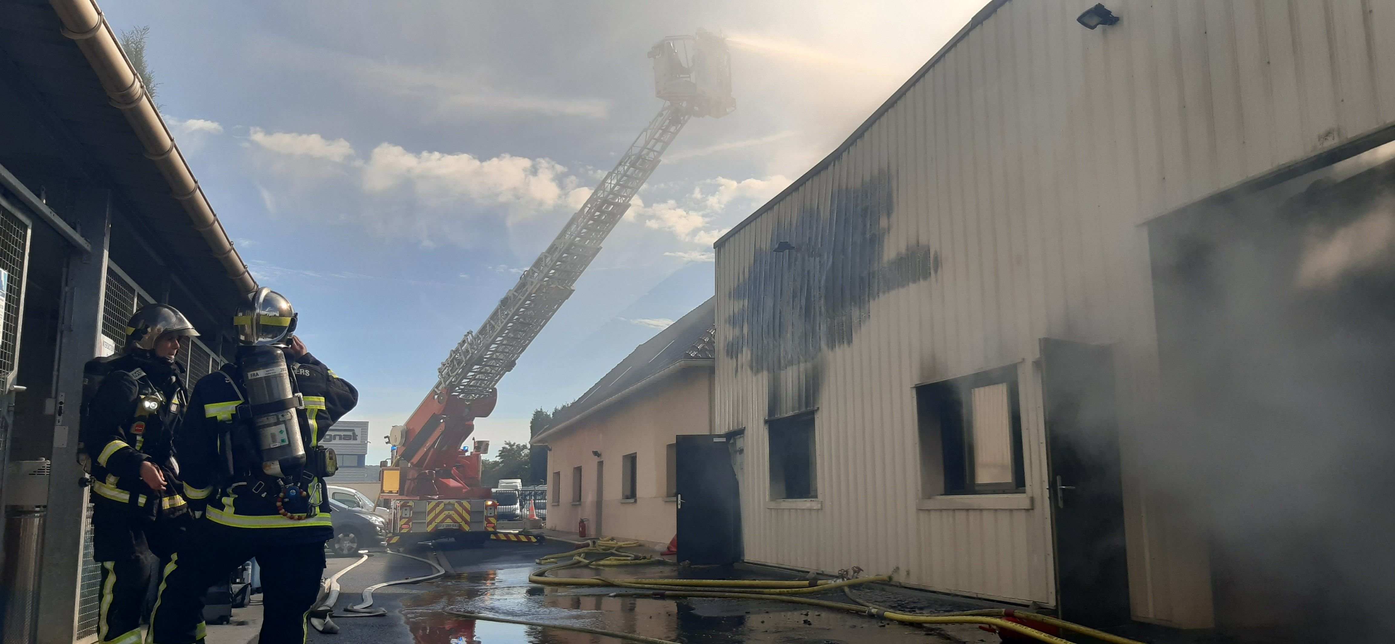Une trentaine de pompiers ont été mobilisés pour l'incendie d'un entrepôt de lmatériel médical, à Taverny. LP/Frédéric Naizot.