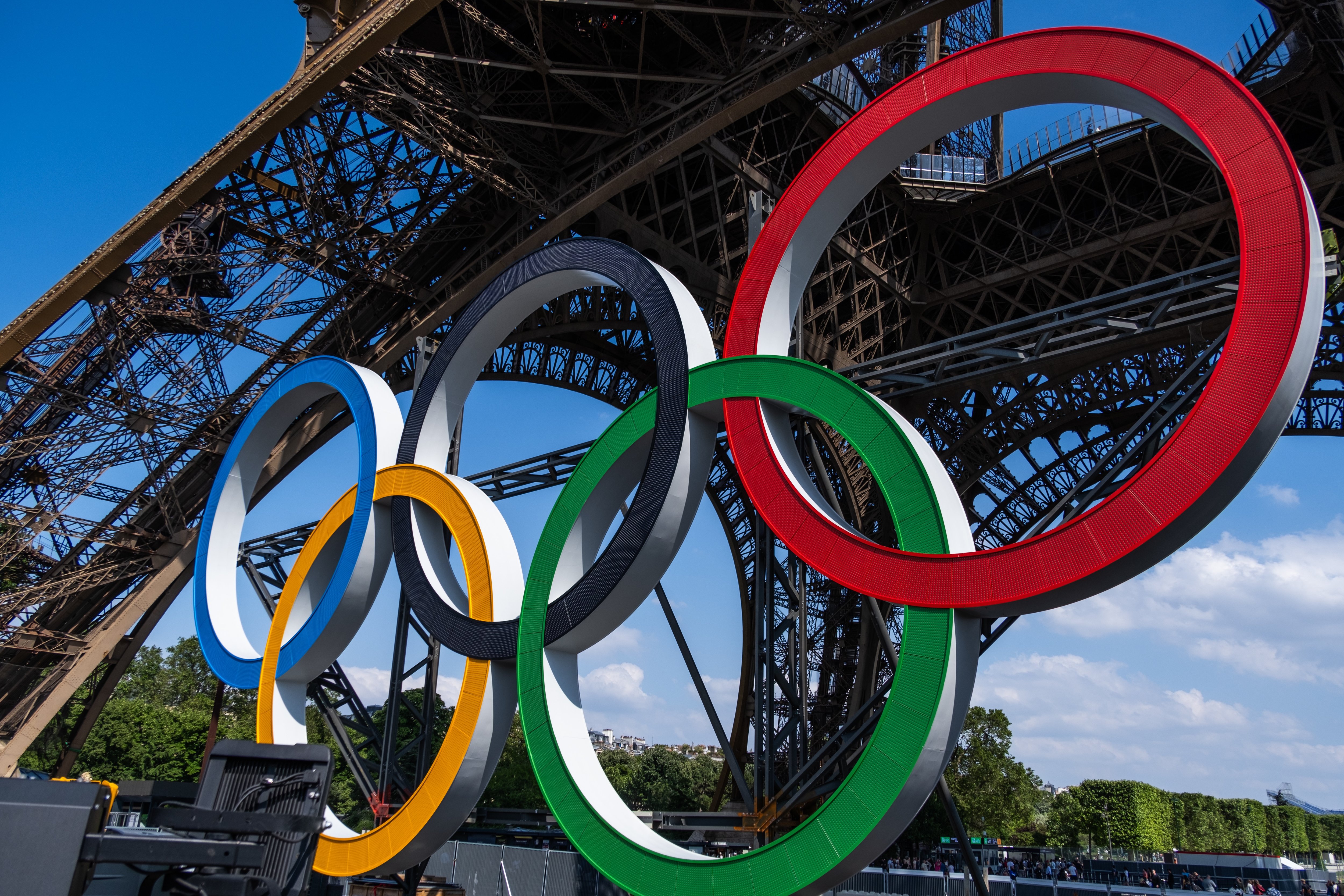 Parvis de la tour Eiffel (VIIe), ce jeudi 6 juin 2024. Cinq immenses anneaux olympiques doivent prochainement être accrochés entre le premier et le deuxième étages du monument. LP/Léo Vignal