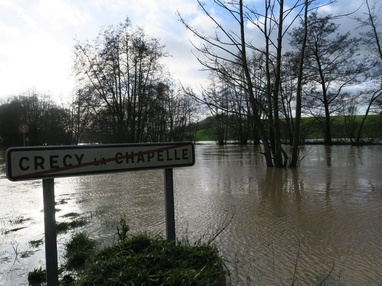 Crécy-la-Chapelle, ce lundi. La route de Serbonne a été fermée à la circulation après que le Grand Morin a débordé de son lit.