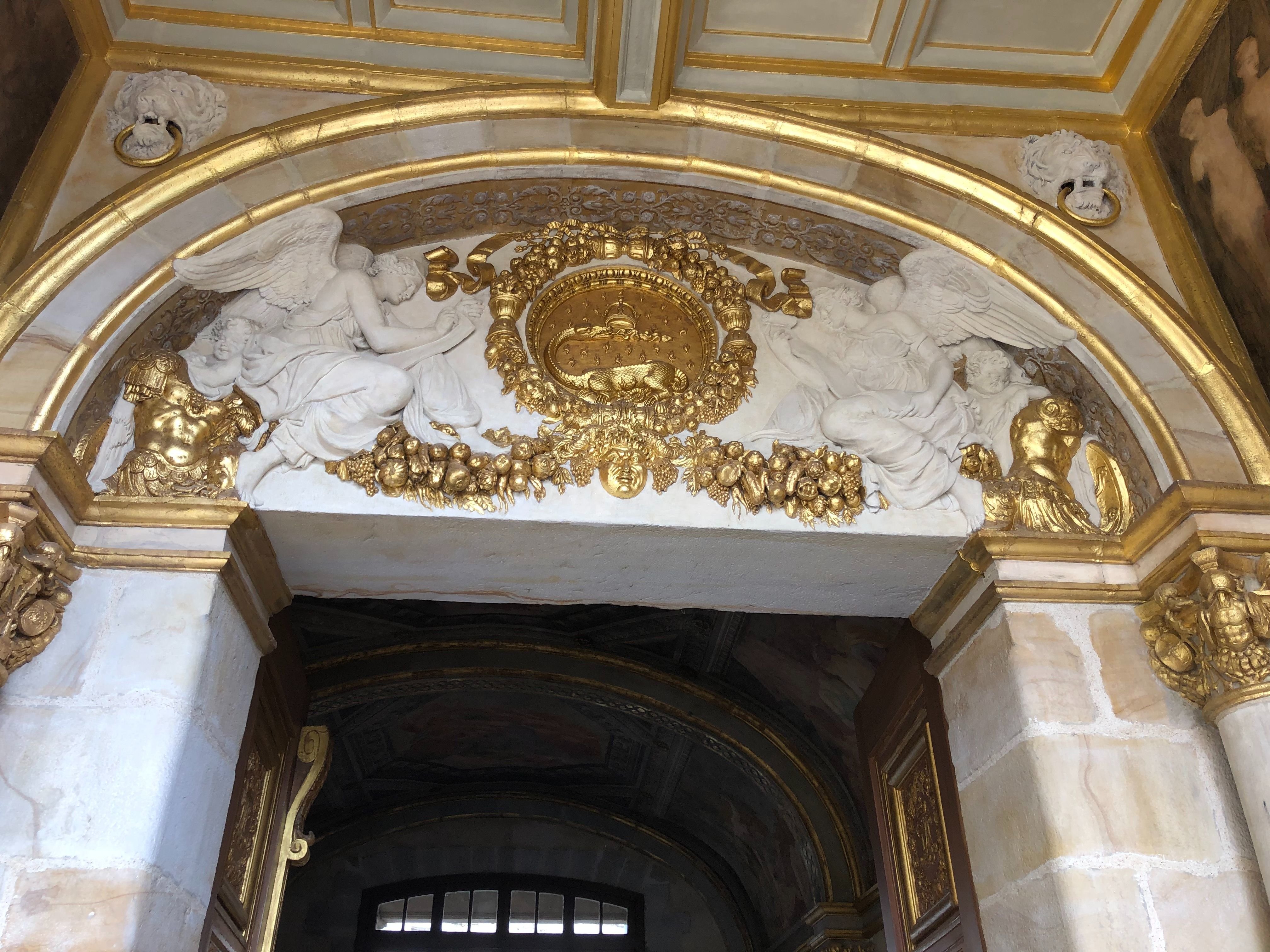 Fontainebleau, jeudi 11 avril 2024. La restauration de la Porte Dorée, monument  Renaissance, est terminée. Elle comporte une fresque du Primatice et ce tympan orné de stucs en partie dorée et d’une salamandre, animal emblématique de François Ier. LP/Alyssa Appino