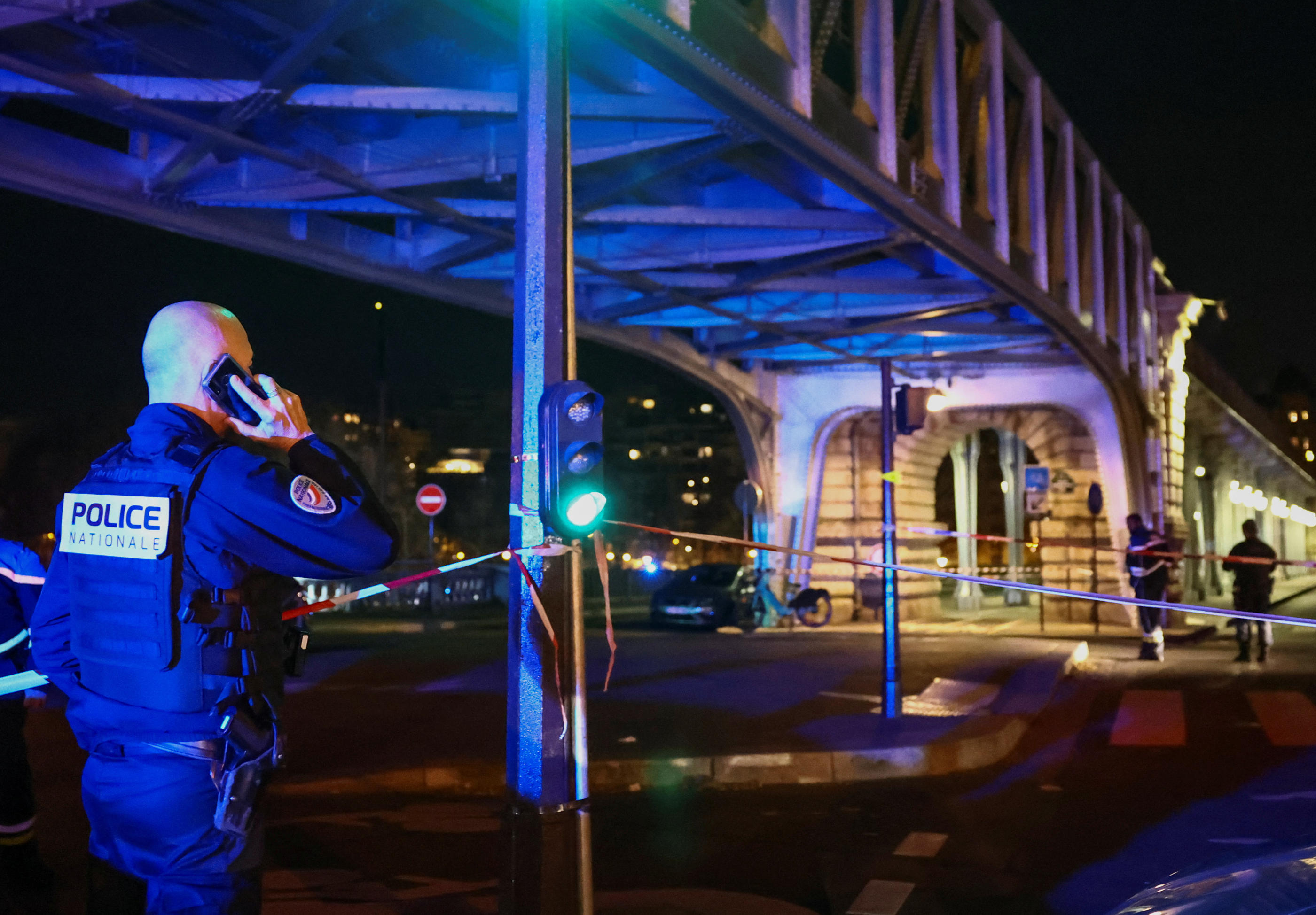 Un touriste a été tué samedi soir sous le pont Bir-Hakeim, à Paris. Reuters/Stéphanie Lecocq