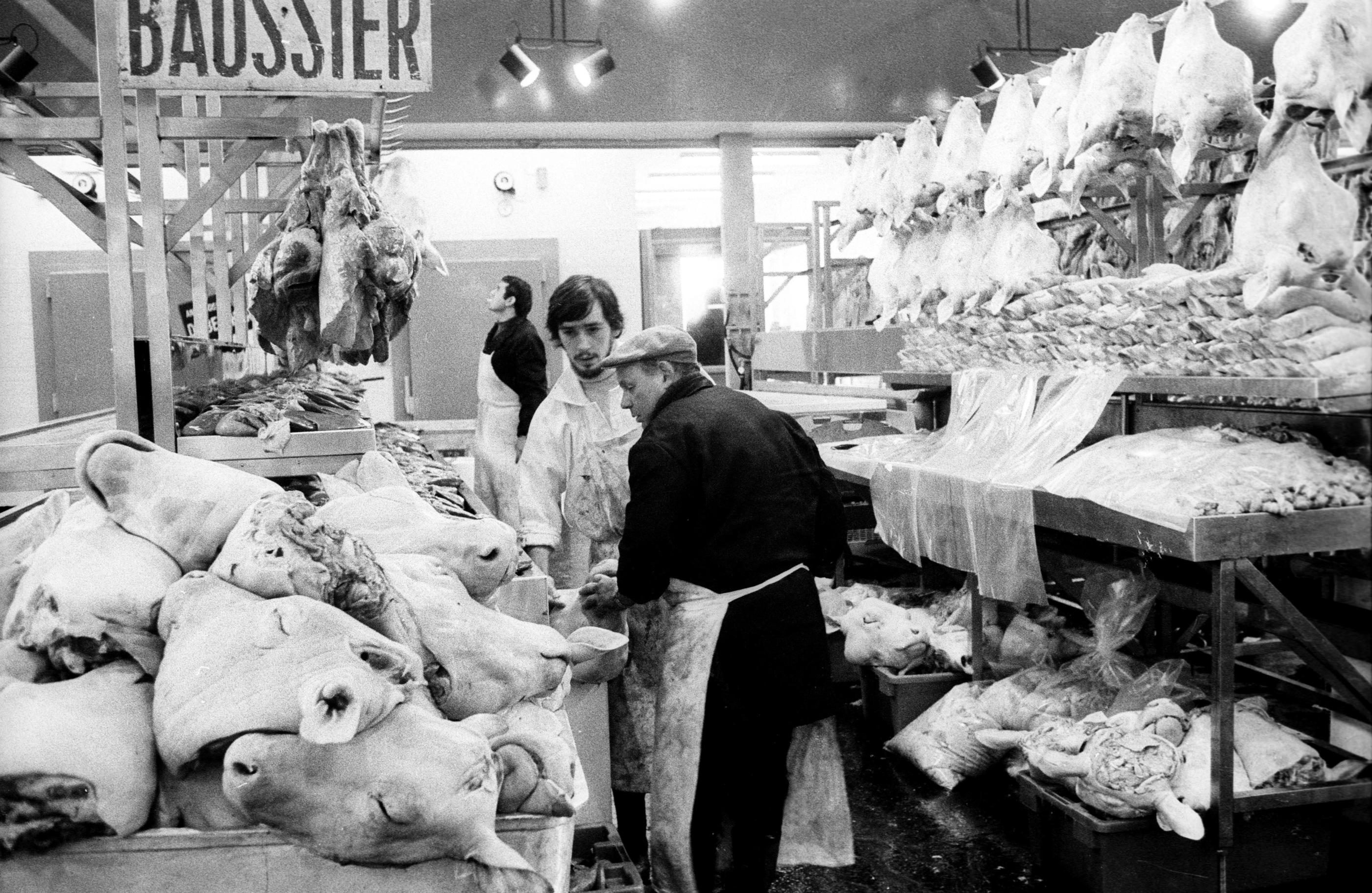 Rungis, le 15 janvier 1973. Le secteur des produits carnés a été installé au MIN après l'échec de son transfert depuis les halles de Paris vers les abattoirs de la Villette. AGIP/Bridgeman Images