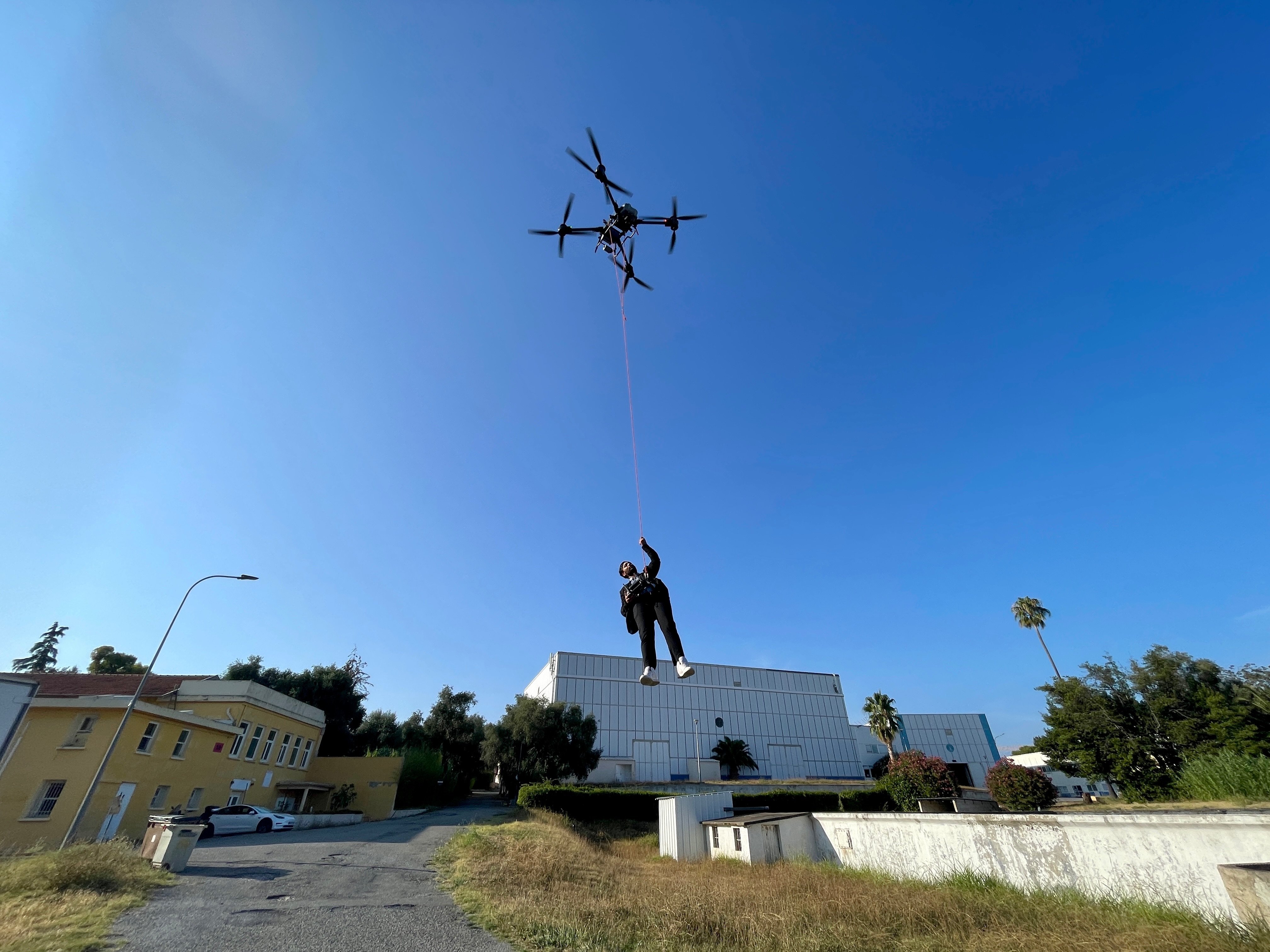 Lors d'un test, Sabri Ben Hassen, de la société Drone 06, se fait transporter sur quelques mètres par son engin qui pourrait, selon lui, sauver des vies. LP/Matthias Galante