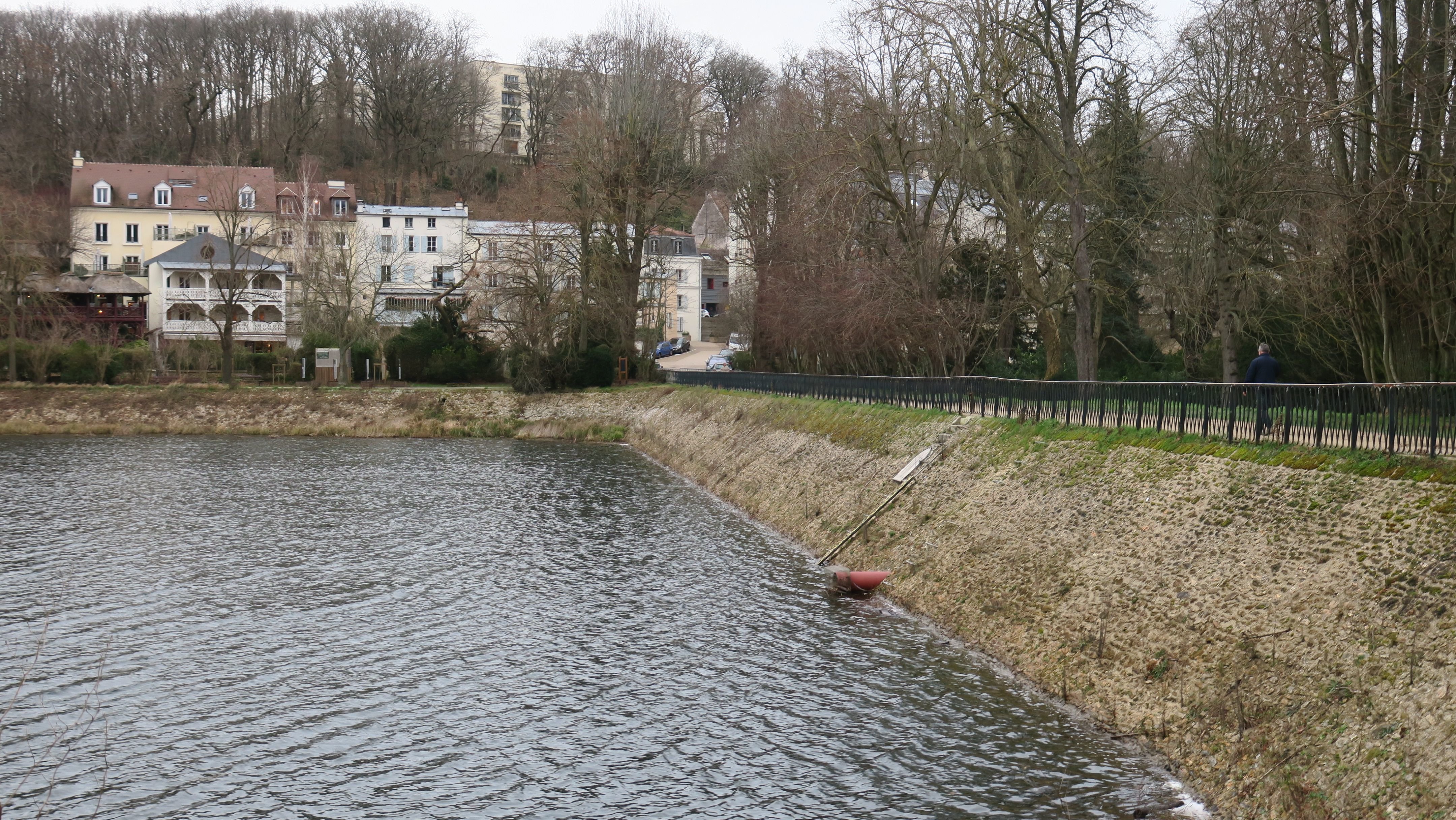 Ville-d'Avray (Hauts-de-Seine), mardi 23 janvier. Le chantier de construction d'un second déversoir sur le barrage situé en aval des étangs de Corot va reprendre au début du printemps. LP/H.D.