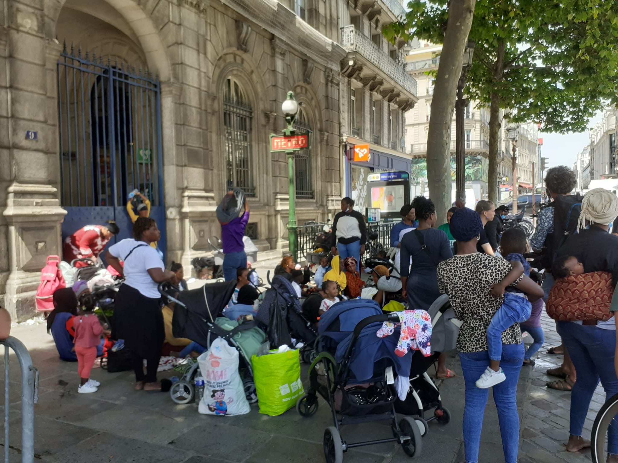 Des réfugiés africains se sont installés mardi 14 juin sur le parvis de l'Hôtel-de-Ville de Paris (IVe) après avoir été expulsés de leur campement. DR
