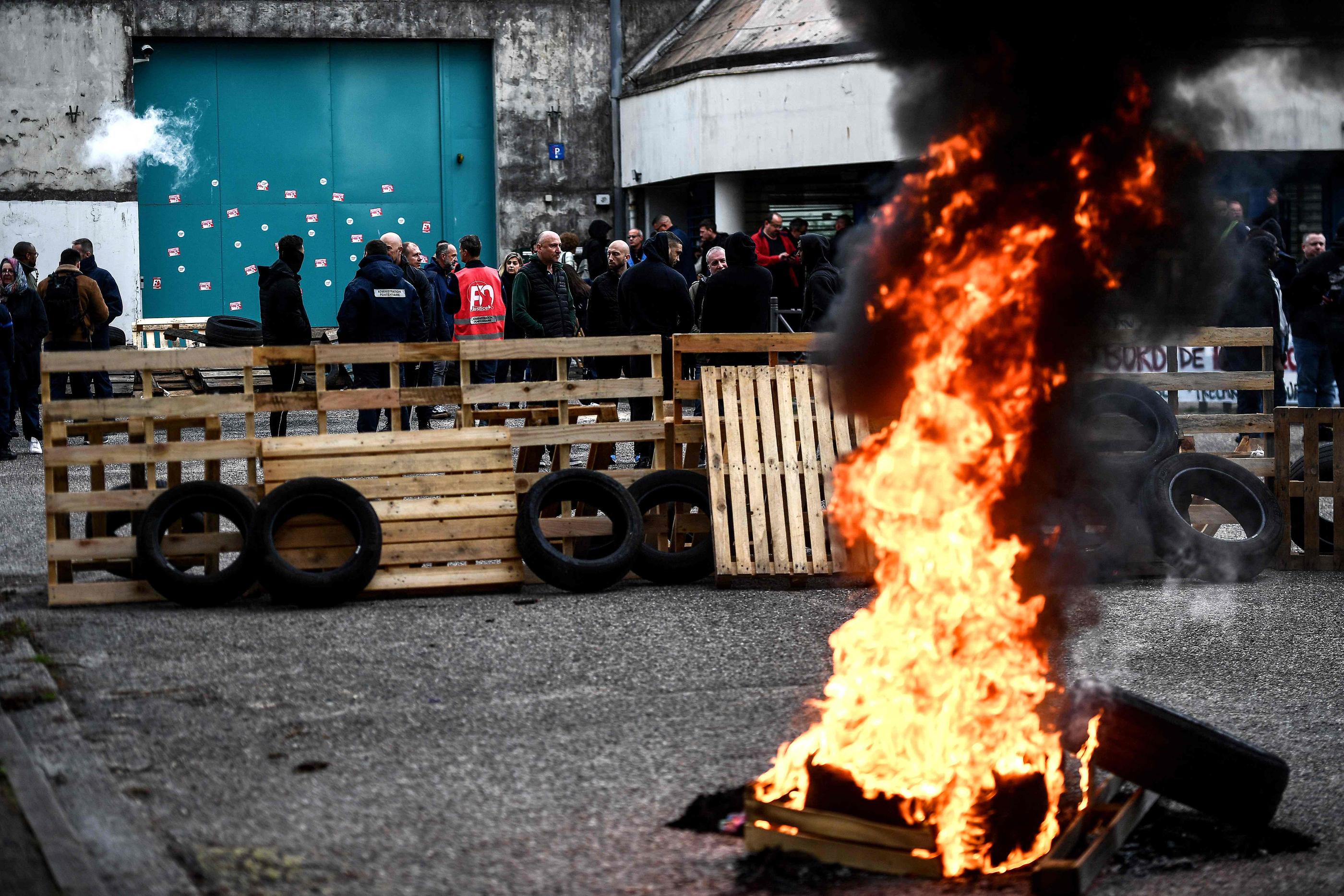 Mobilisation d'agents pénitentiaires devant la prison de Bordeaux-Gradignan le 15 mai 2024. AFP/Christophe ARCHAMBAULT