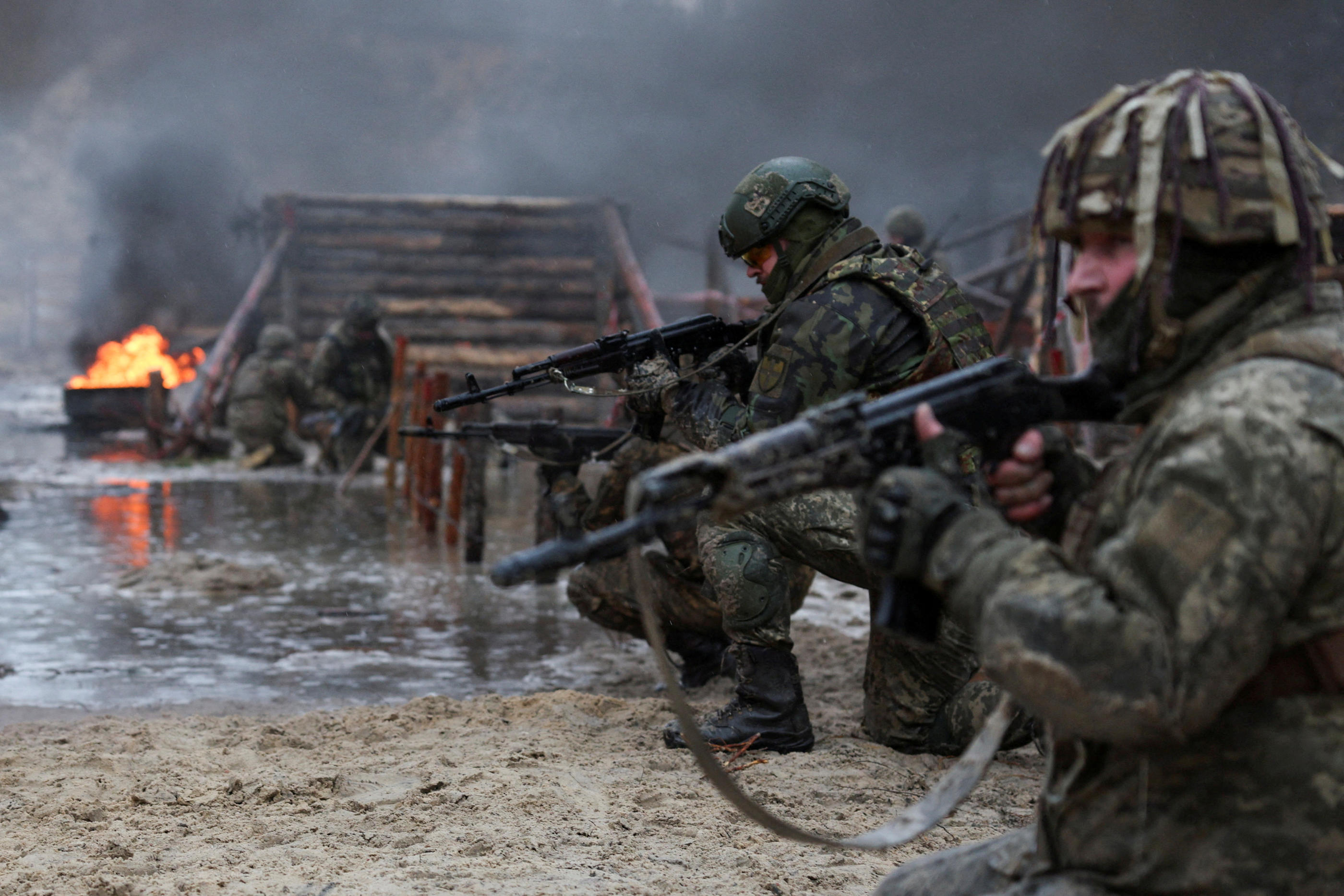 Des soldats ukrainiens participent à un exercice militaire d'entraînement près de la frontière avec la Biélorussie, en Ukraine, le 11 mars 2023. Reuters/Violeta Santos Moura