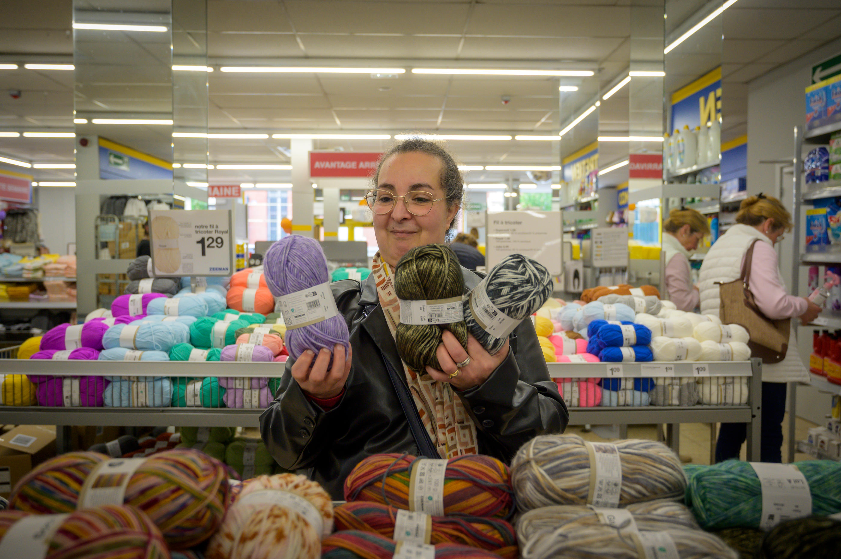 Yamina vient «au moins une fois par semaine» dans ce magasin Zeeman de Roubaix pour acheter entre autres des vêtements à ses enfants ou des pelotes de laine. LP/Andia Christophe Blanquart