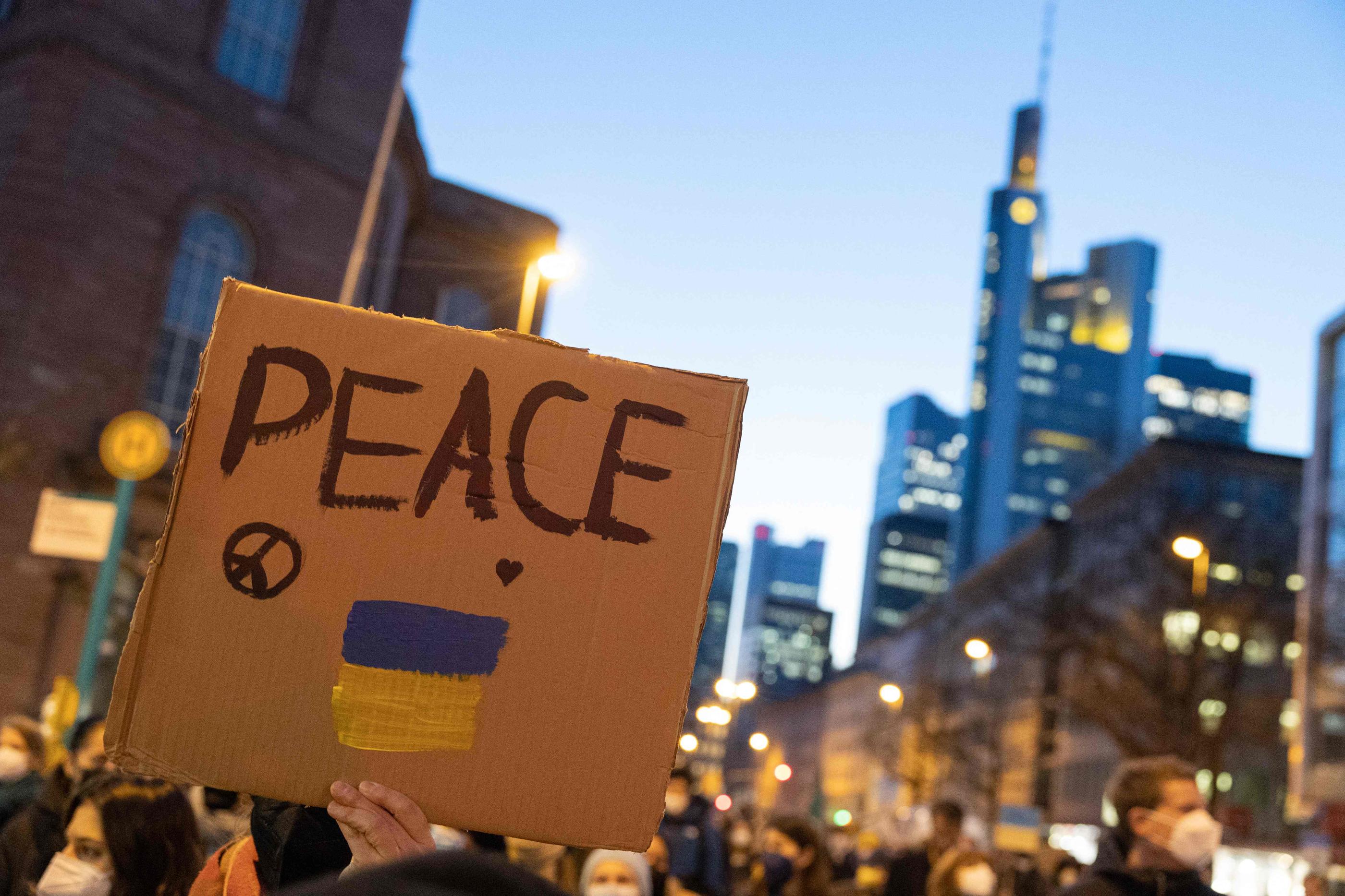 Give Peace A Chance Paroles En Français Guerre en Ukraine : «Give Peace a Chance» de John Lennon diffusée sur 150  radios pour promouvoir la paix - Le Parisien